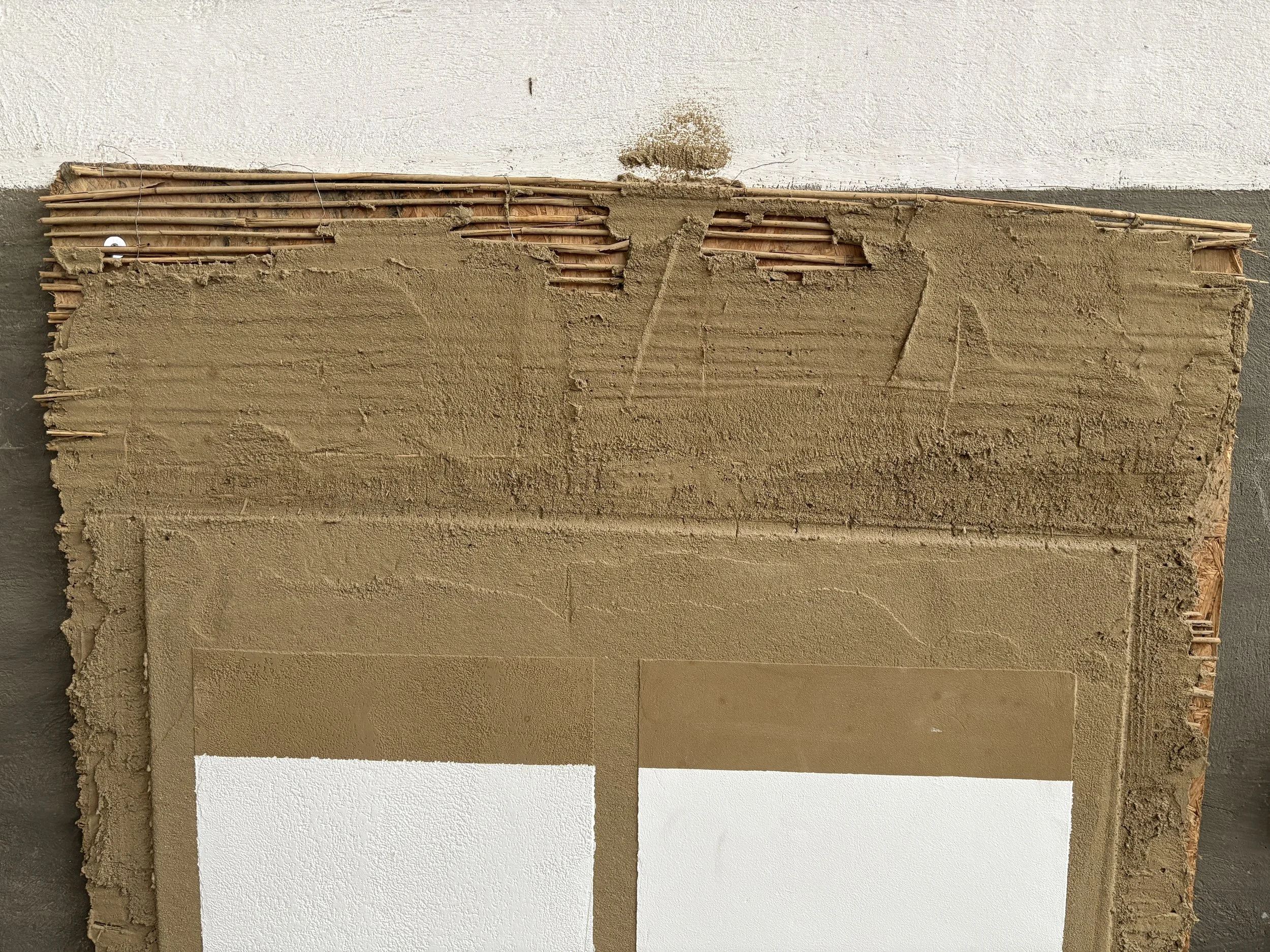 Macheta cu tencuiala de argila aplicată pe OSB cu rogojina de stuf fixata pe OSB ca suport de tencuiala