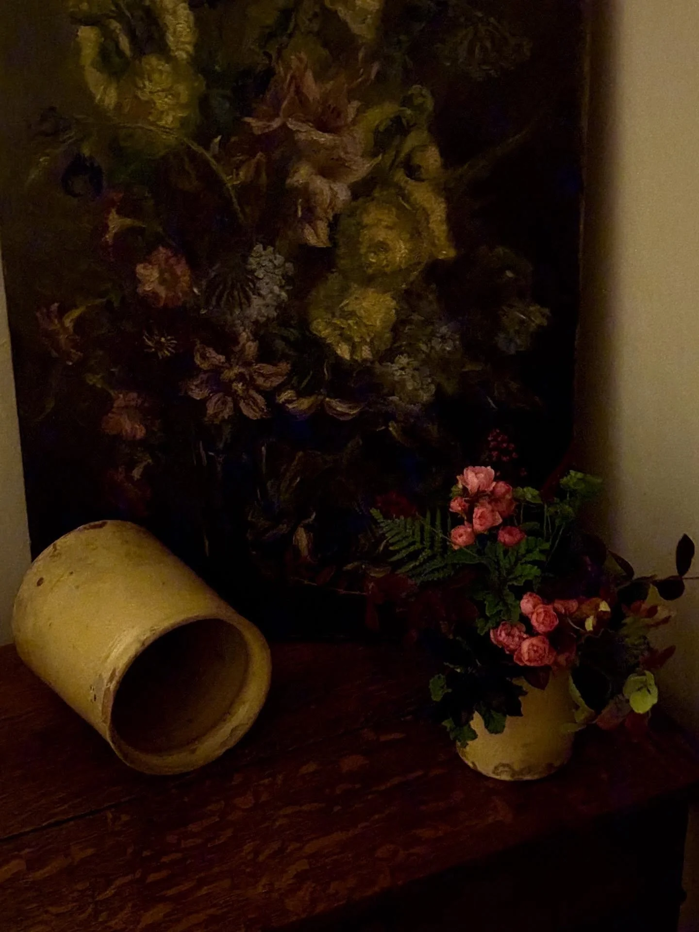 Autumn still life … enjoying the shadows and burnished light of late afternoon across a new collection of pieces sourced from @enyshouseantiquesfair set here with pink ‘Fairy’ roses and foliage from our gardens @ennyscornwall 
Oil