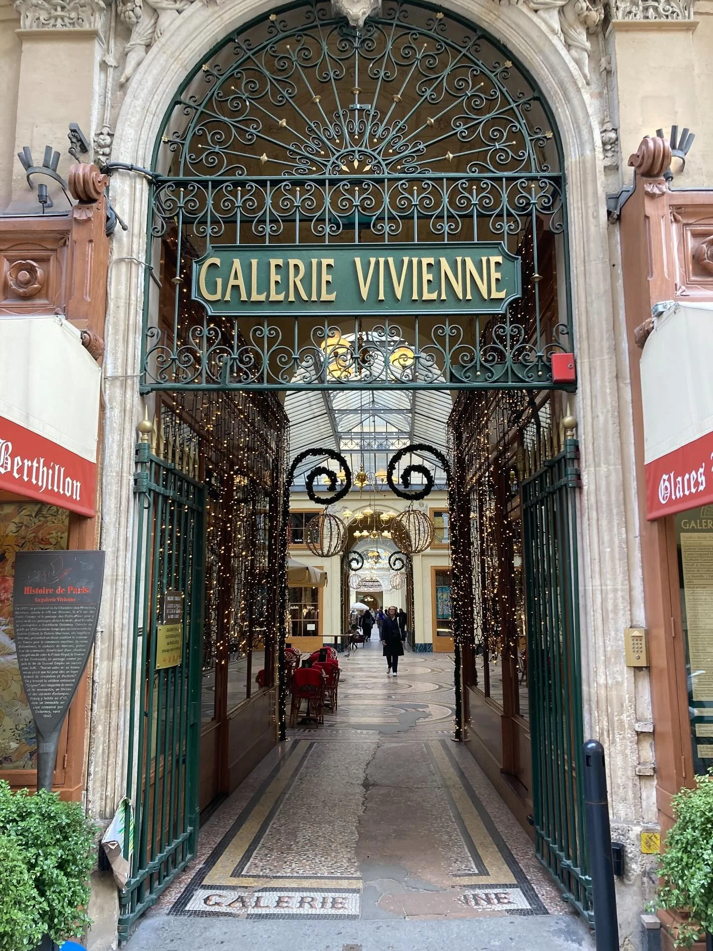 Rentrer dans une nouvelle p&eacute;riode de l&rsquo;ann&eacute;e avec un avant-go&ucirc;t des belles choses @galerievivienne qui vont bient&ocirc;t se pr&eacute;parer dans mes quatre murs&hellip; #bientotno&euml;l 🤎