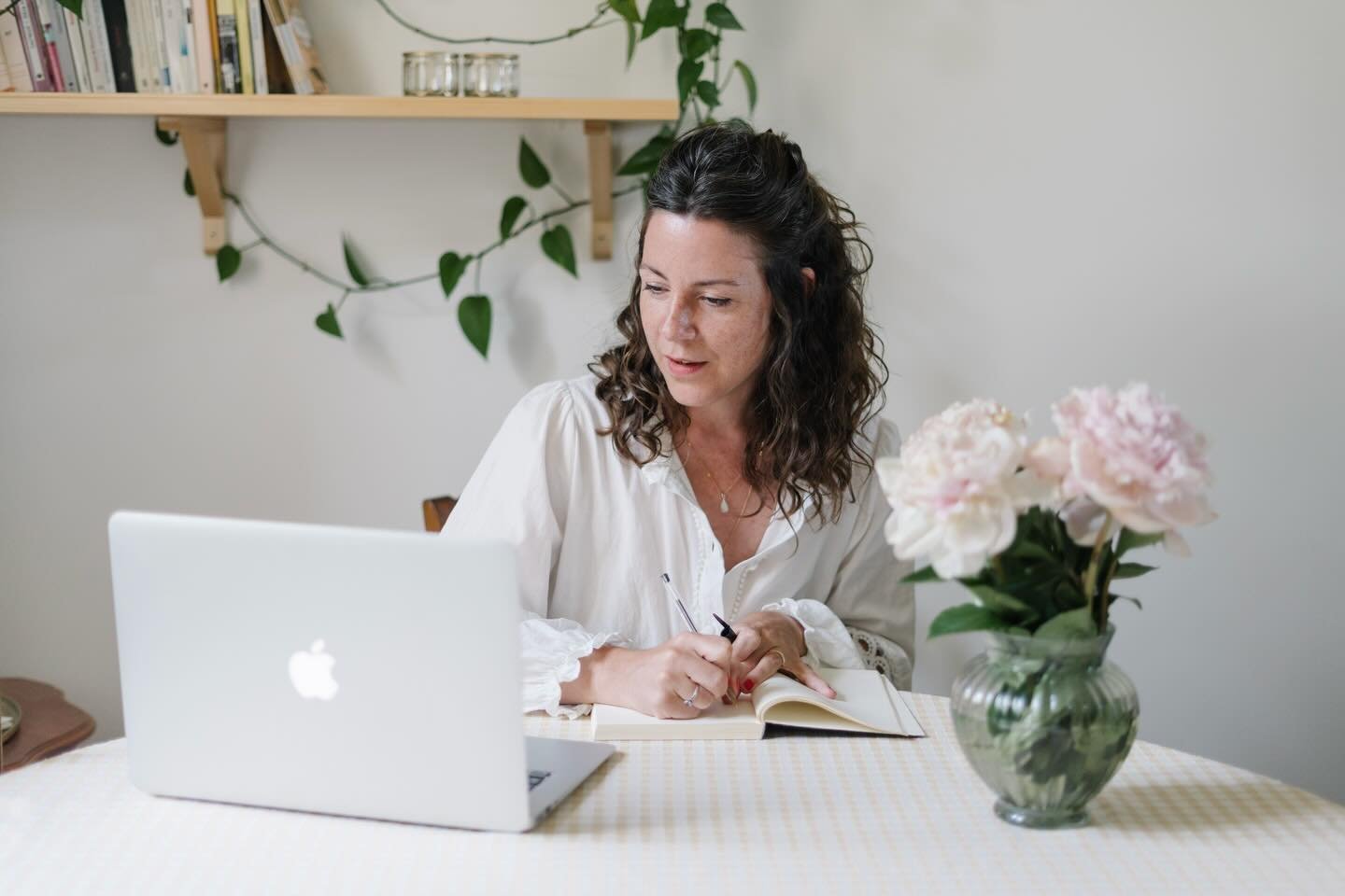 J&rsquo;ai eu une telle chance de rencontrer ces femmes r&eacute;cemment. Des femmes align&eacute;es, inspir&eacute;es et d&eacute;bordante d&rsquo;id&eacute;es. Apr&egrave;s @jora_dahl et Vanessa Sonnewend @miao_papeterie, je vous invite &agrave; d&
