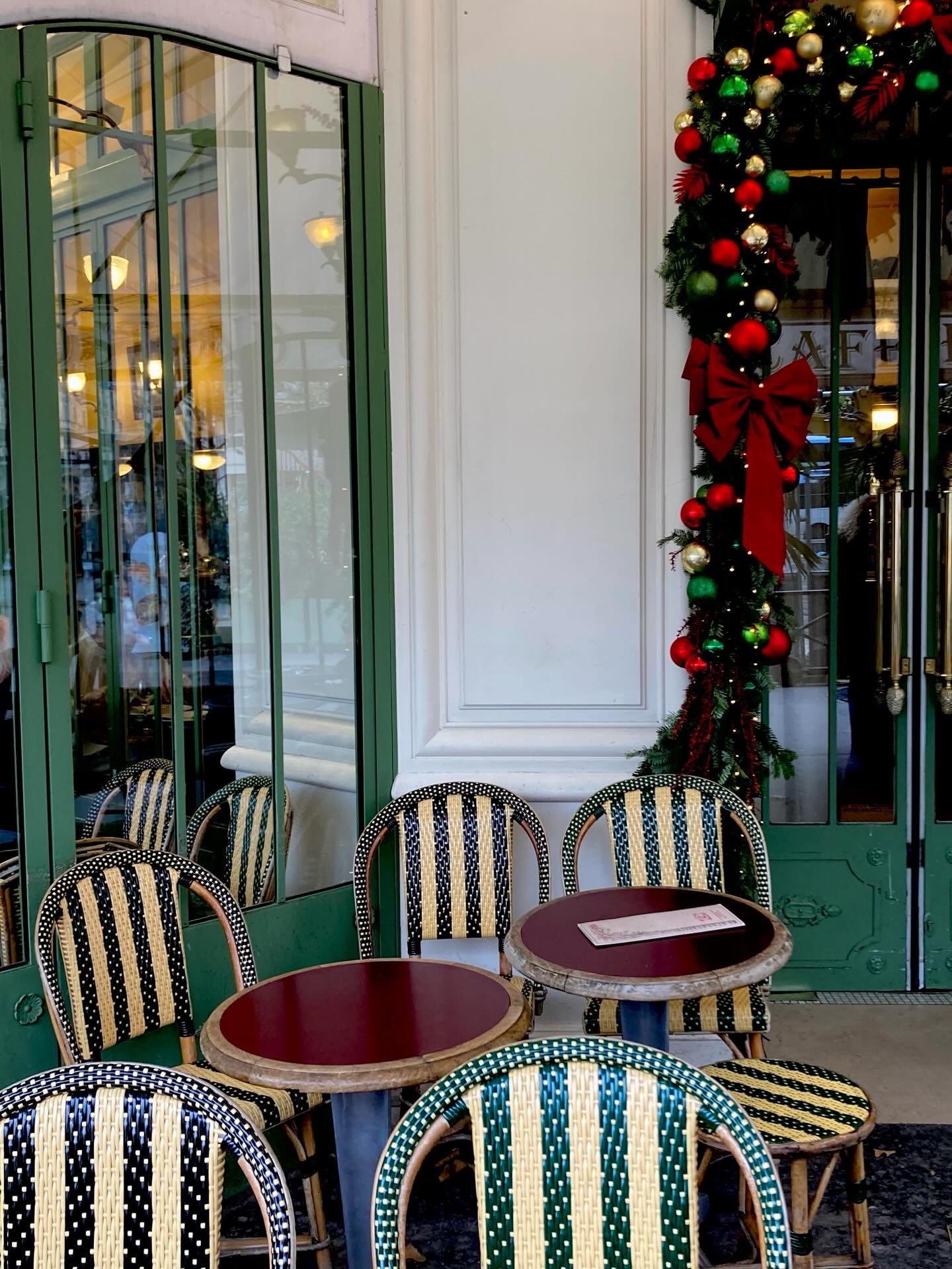 Fl&acirc;ner dans les rues de Paris o&ugrave; chaque petit coin &agrave; sorti sa petite tenue de No&euml;l et profiter d&lsquo;un peu de silence que parfois, seul un temps de brouillard peut nous apporter(bien accompagn&eacute; d&lsquo;une gourmandi