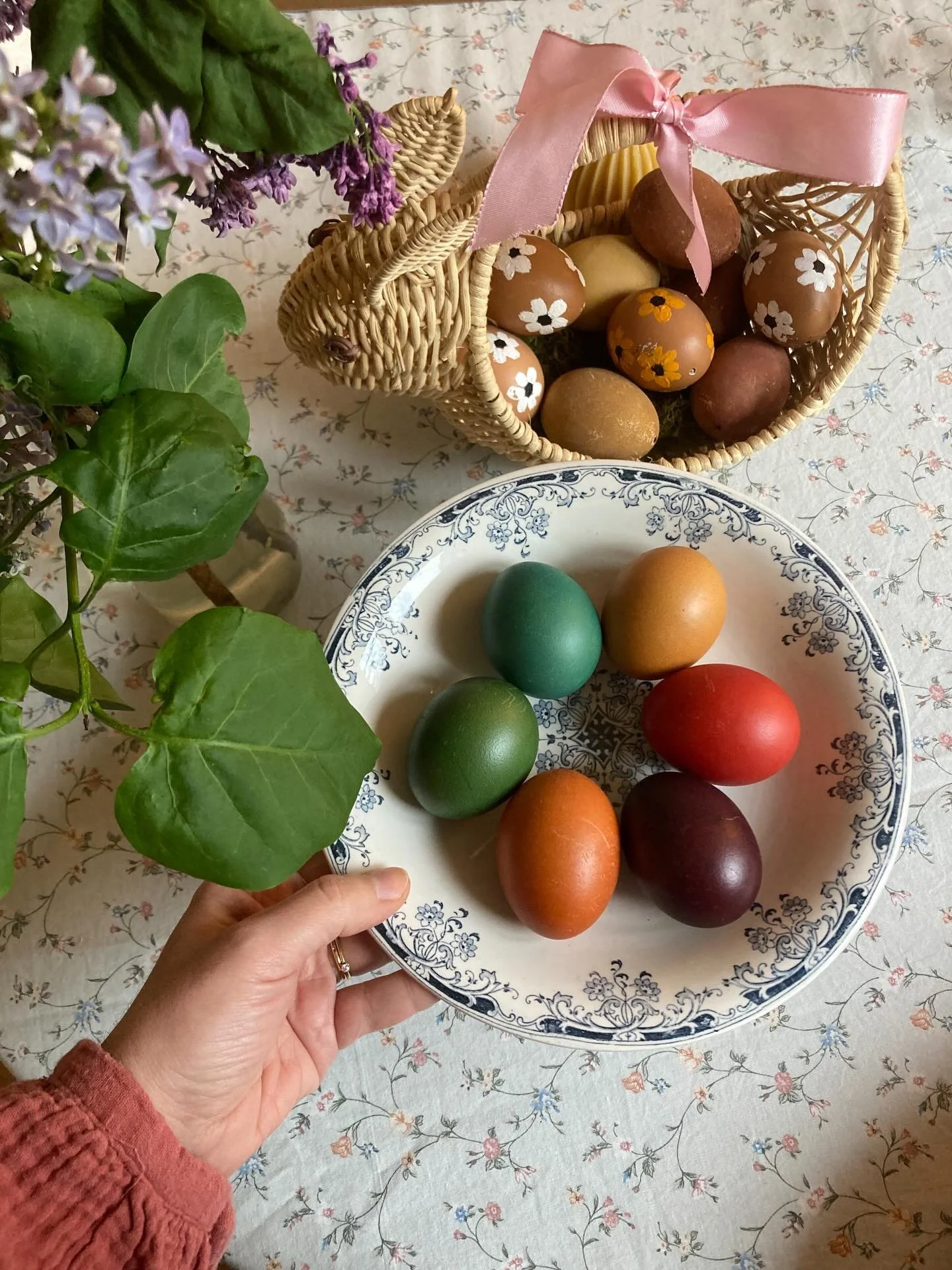 Ici nous tenons toujours &agrave; notre petite tradition de coloration des oeufs de P&acirc;ques(et pour &eacute;viter les grandes catastrophes, il y a eu une version en papier cette ann&eacute;e). Un mercredi comme je l&lsquo;aime 🥰