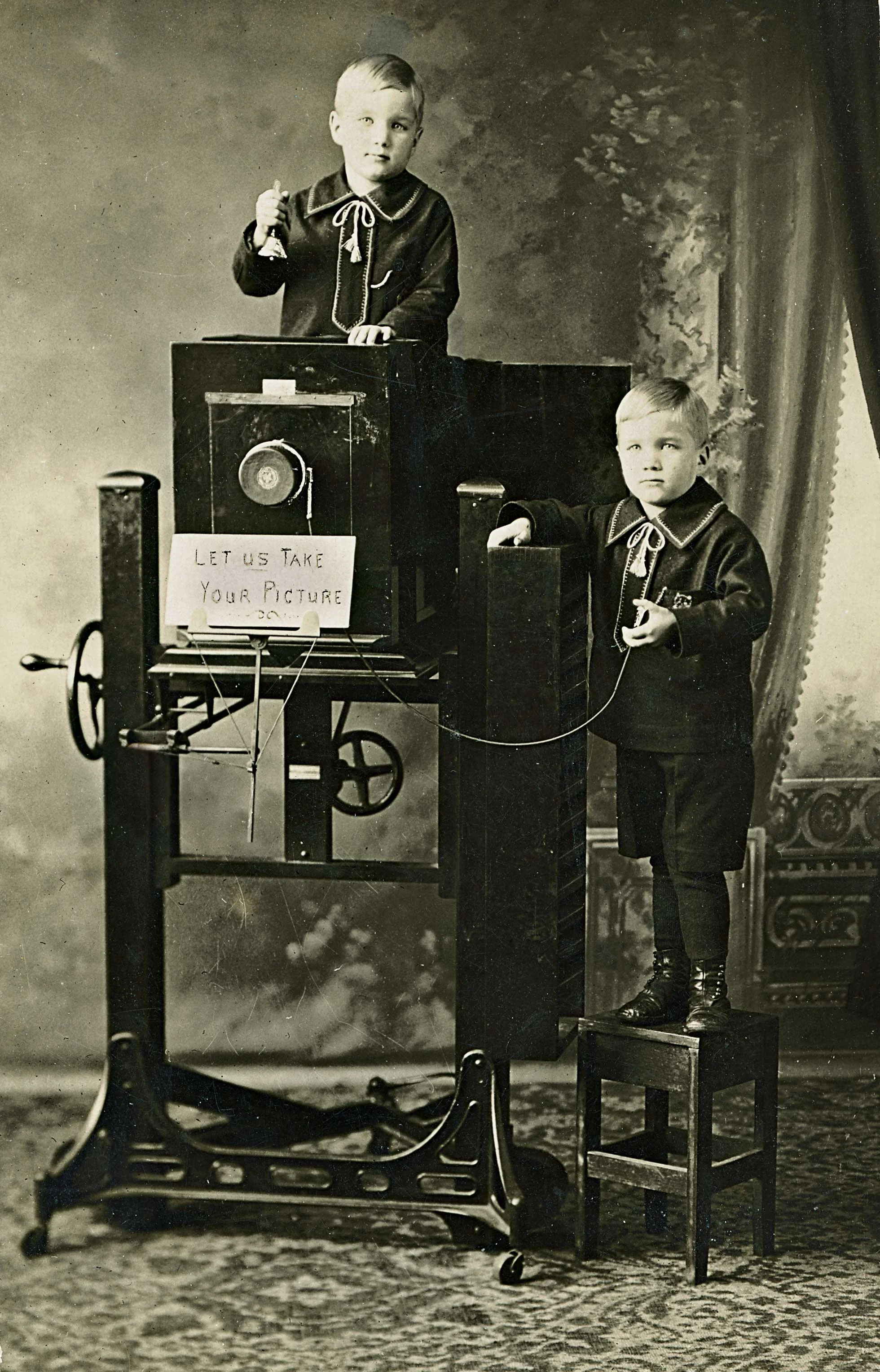 C.-Hilger,-Andale,-Kansas-–-«Teddy-&-Francis-on-camera-(twins)»-–-USA-–-c1910-–-Postkarte,-Bromsilber,-13,3-×-8,4.jpg