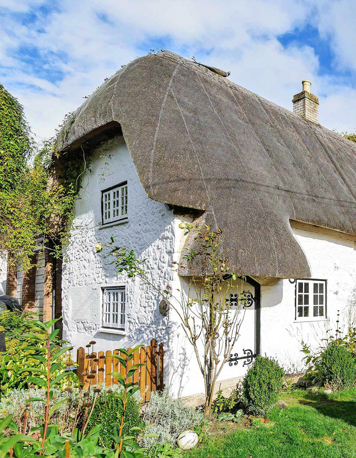 Snaptrip Holiday Deals 2023 UK Cottages, Lodges & Apartments — Black