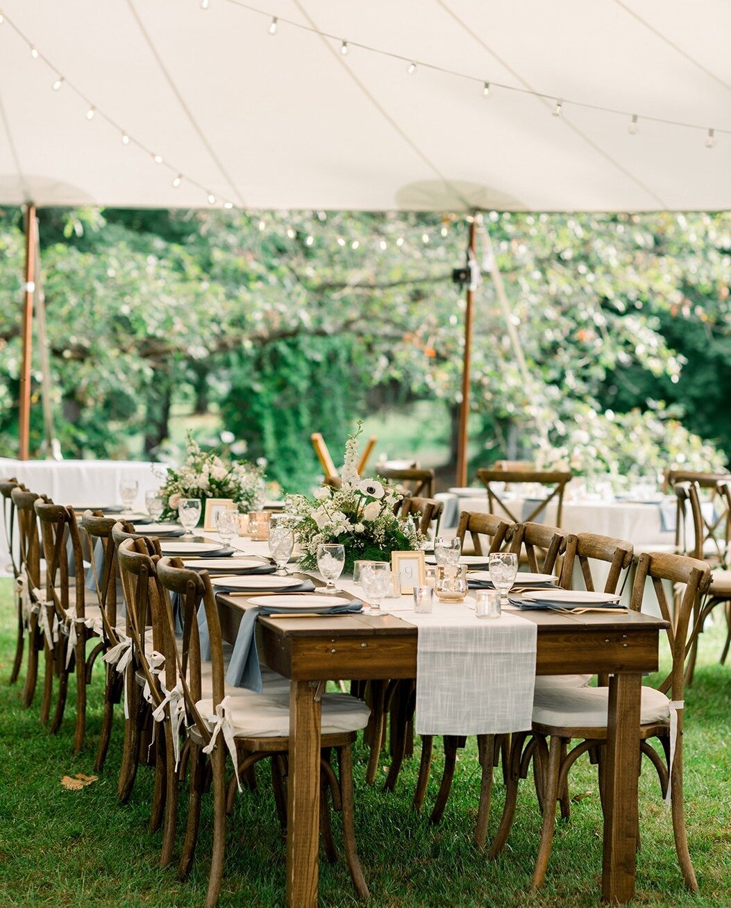 Pretty little details from Madeleine and Jesse&rsquo;s wedding. We loved incorporating the blue and gold palette to create a quintessential summer feeling. ✨

📸 @juliarebeccaphotography
Rentals: @totalevents
📍 @anneswashingtoninn 

#KOWE #luxurywed