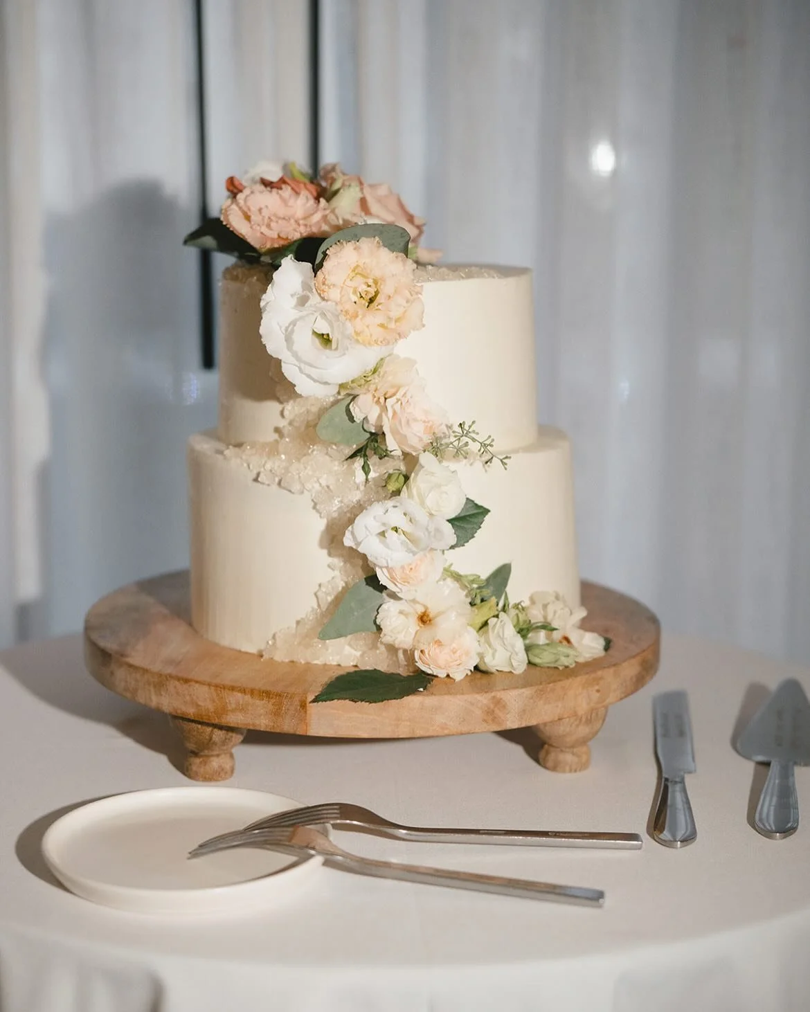 Something sweet for your scroll 🍰✨
From classic tiers to whimsical wonders, here&rsquo;s a look at some of the cute cakes we&rsquo;ve had the joy of slicing (and sneaking a bite of 😋).
Which one would you pick for your big day? 👇💍 

#katieoweddin