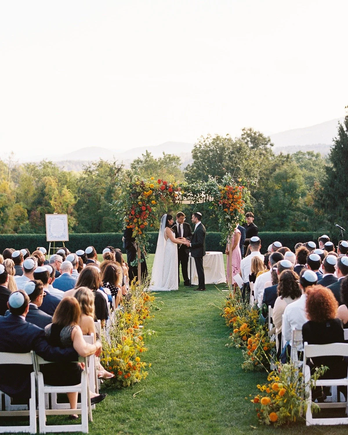 There&rsquo;s just something magical about a reception surrounded by mountain views, lush greenery, and that perfect light at Tanglewood ✨
We&rsquo;ve spent so many beautiful weekends here this season &mdash; and we&rsquo;d happily do it all again ne
