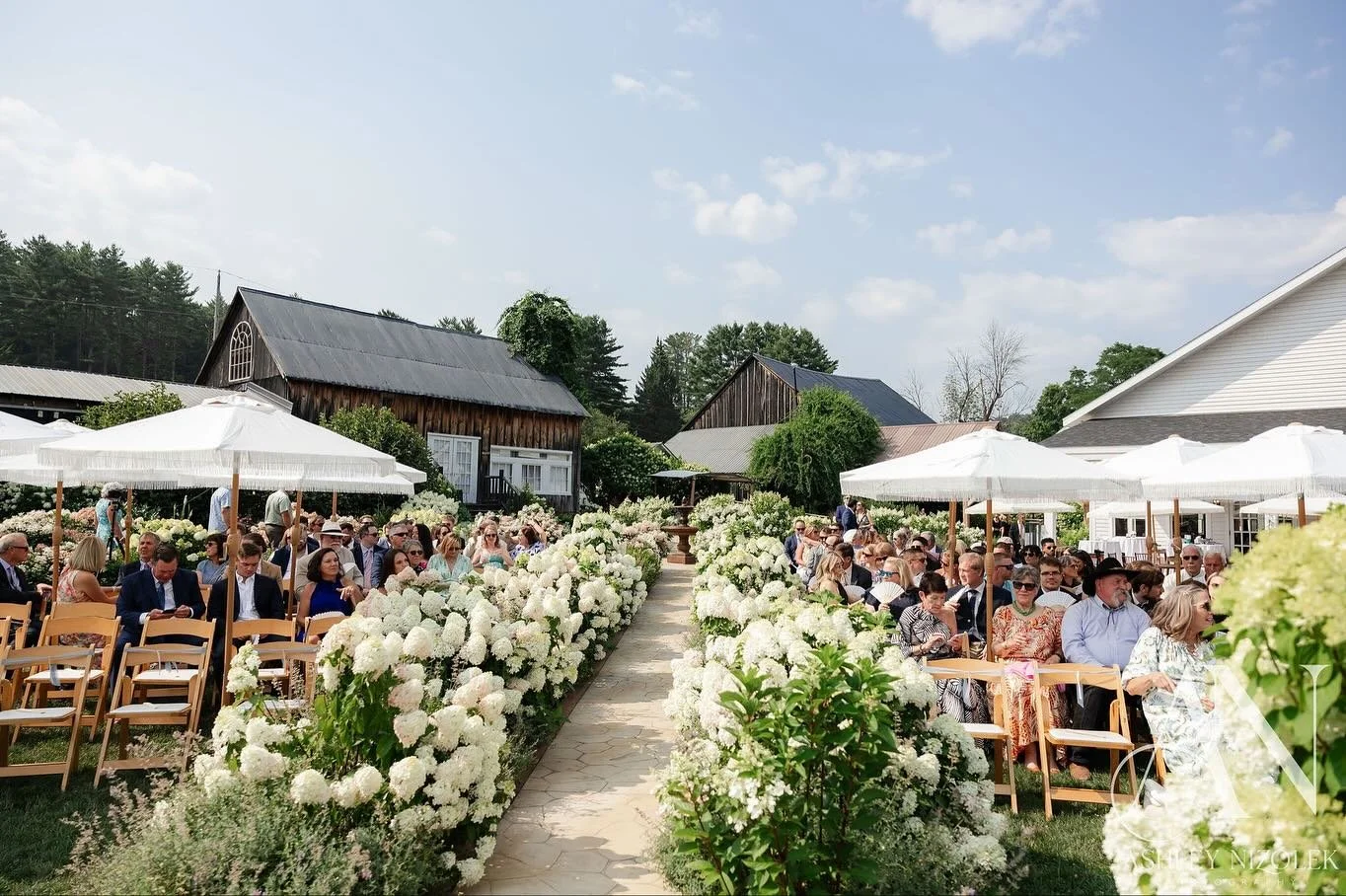 ✨ We need to take a moment to admire the hydrangeas at The Promise Gardens. Imagine your wedding day &mdash; walking down an aisle lined with lush, cloud-like florals, surrounded by the scent of summer &amp; the hum of happiness.
A setting this stunn