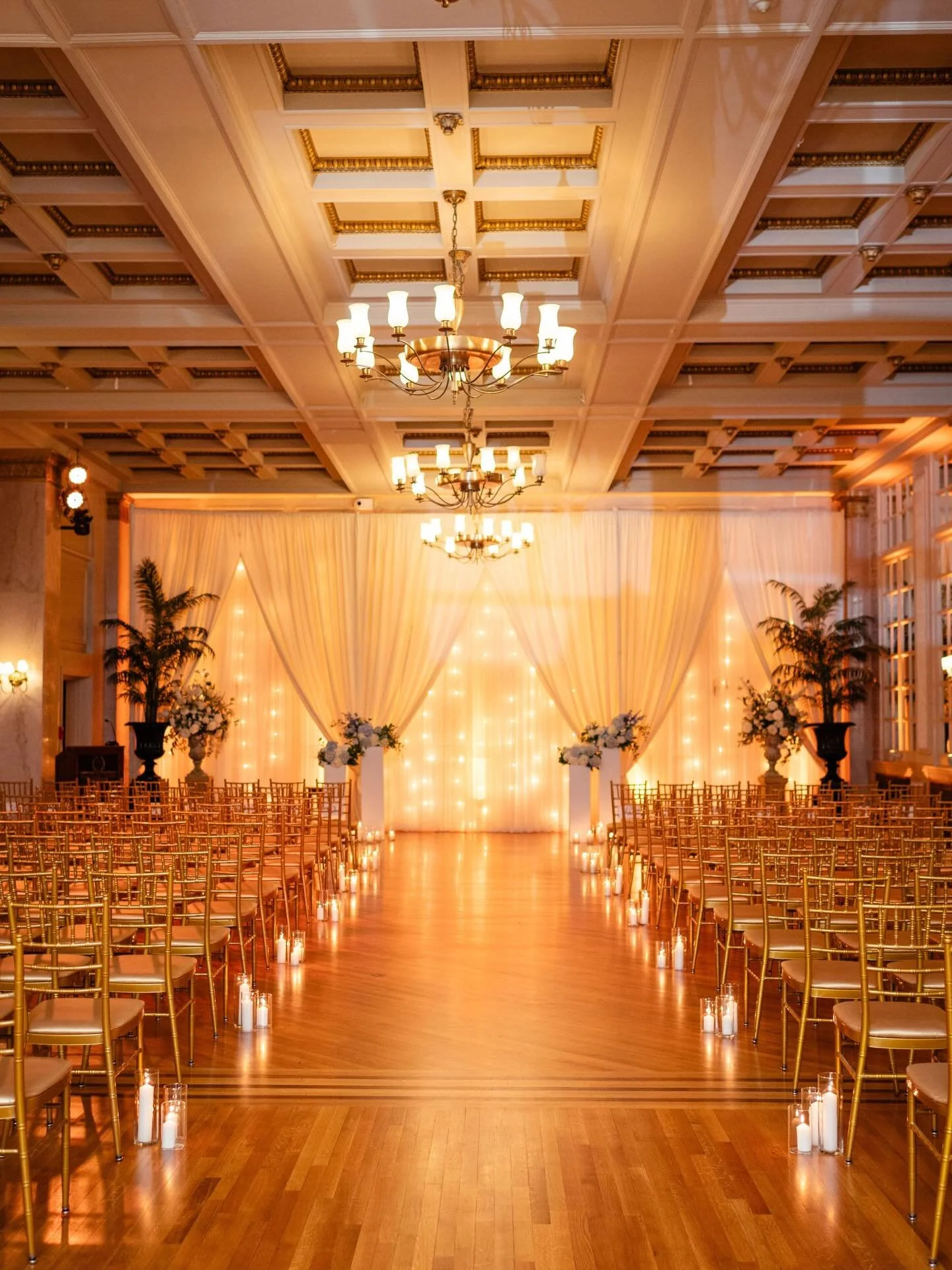 Venue Spotlight - Franklin Plaza ✨
A true Capital Region icon; timeless, dramatic, and endlessly elegant. Franklin Plaza is where historic architecture meets grand celebration energy. From the soaring marble columns and sweeping staircases to the war