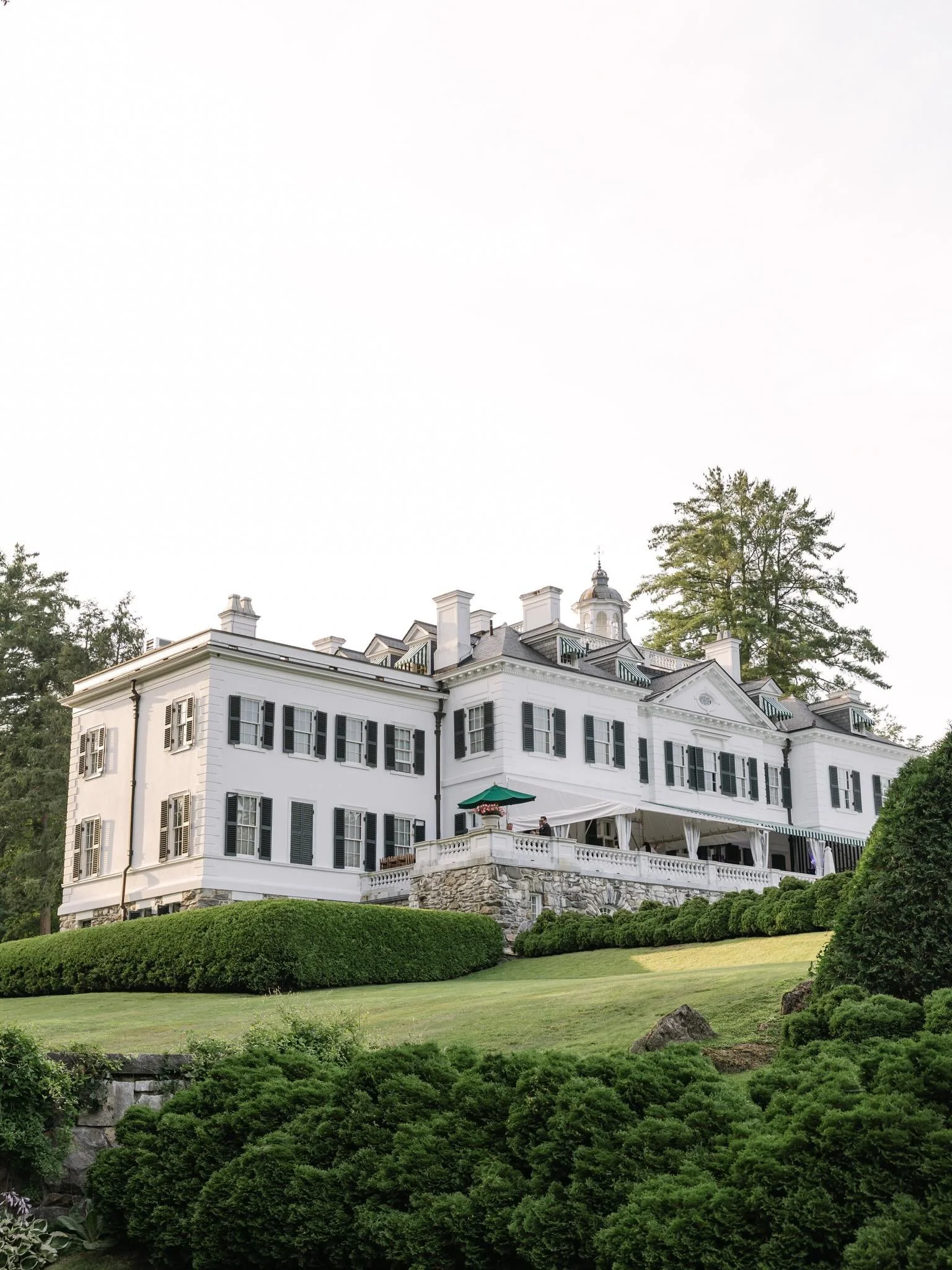 The Mount is what happens when storytelling meets seriously stunning landscape design ✨

Every path, hedge, and bloom feels intentional, but never overdone. It&rsquo;s romantic in that effortless, &ldquo;how is this so perfect?&rdquo; kind of way. It