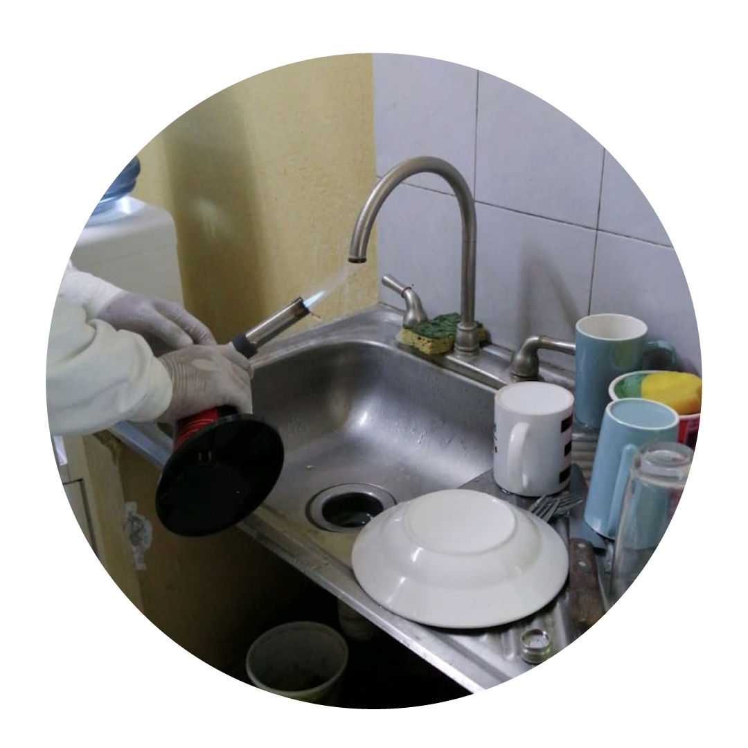 Toma de muestra de agua potable en lavaplatos