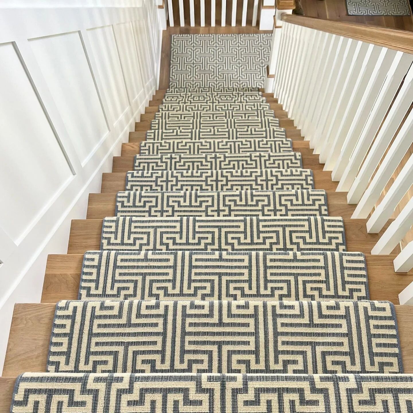 This stunning runner was a favorite on our stories and we have to agree 🙌

#flooring #flooringexperts #stairrunner #staircasedesign #carpet #woolcarpet #carpetinstallation #contractor #home #kreerconstruction #homedesign #trendy #homeimprovement #wo