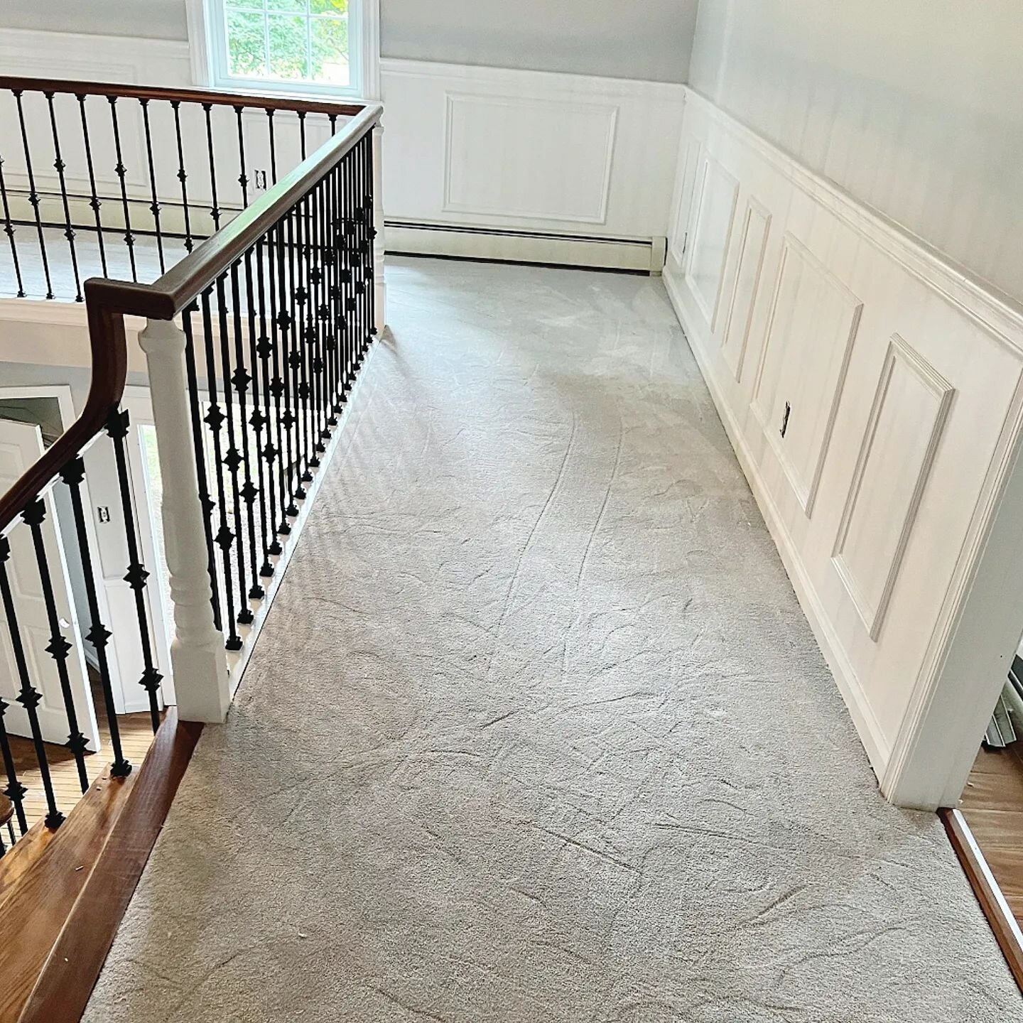 New carpet made all the difference in this space ✨️ Swipe to see for yourself 👉

#flooring #flooringexperts #flooringideas #carpet #carpetinstallation #newfloors #homedesign #homeimprovement #home #kreerconstruction #grayinterior #carpetinspo #disco