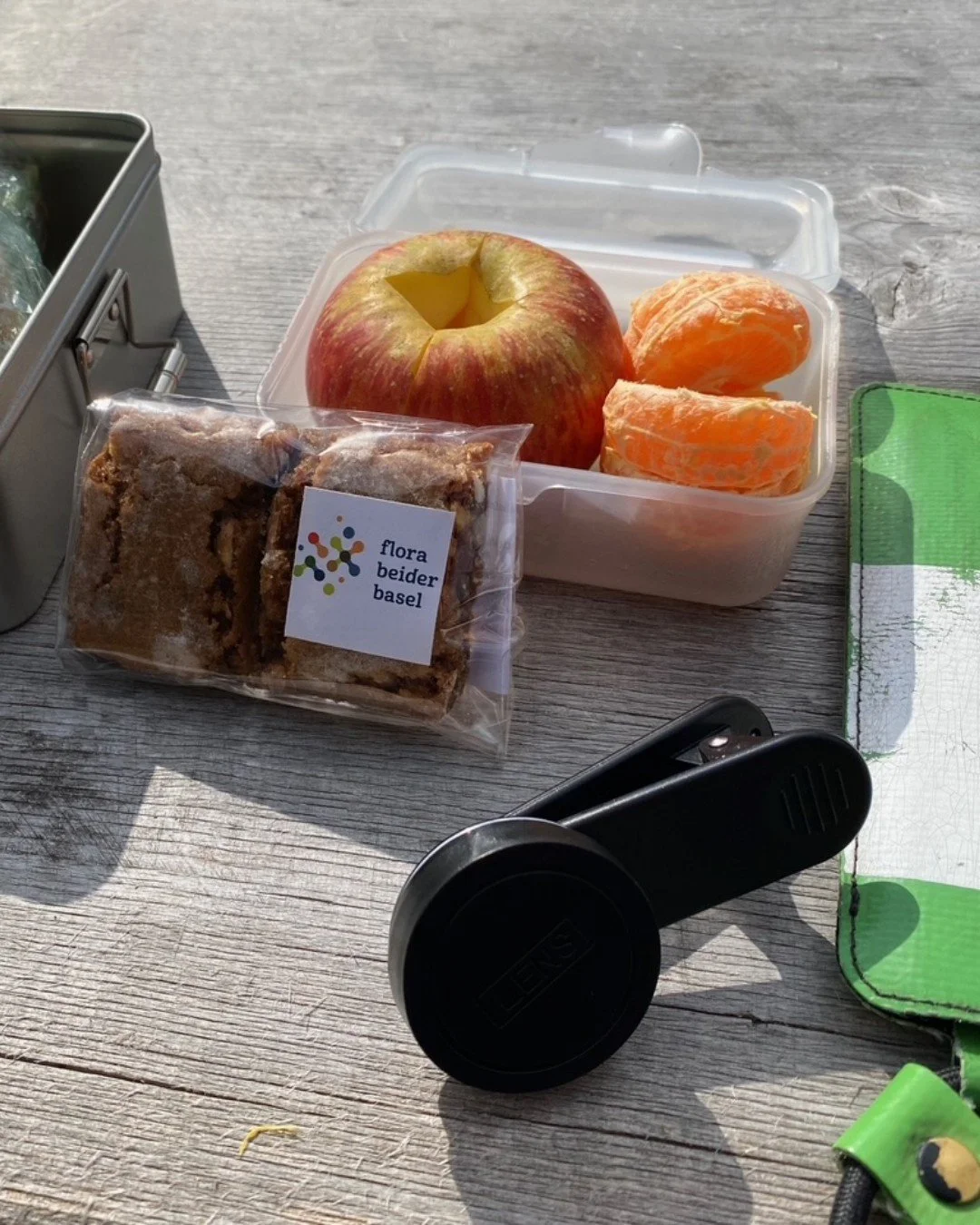 D&oacute;ra gr&uuml;sst mit diesem Picknick-Schnappschuss aus dem Feld und w&uuml;nscht euch einen sch&ouml;nen Tag mit vielen tollen Funden! 🔎
Wie l&auml;uft eure Feldsaison bisher? 🌸
