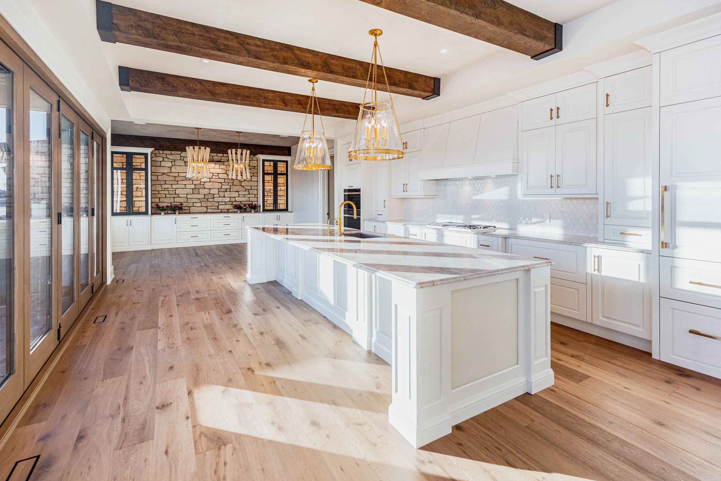 Kitchen featured in the guide to ceiling-height cabinets