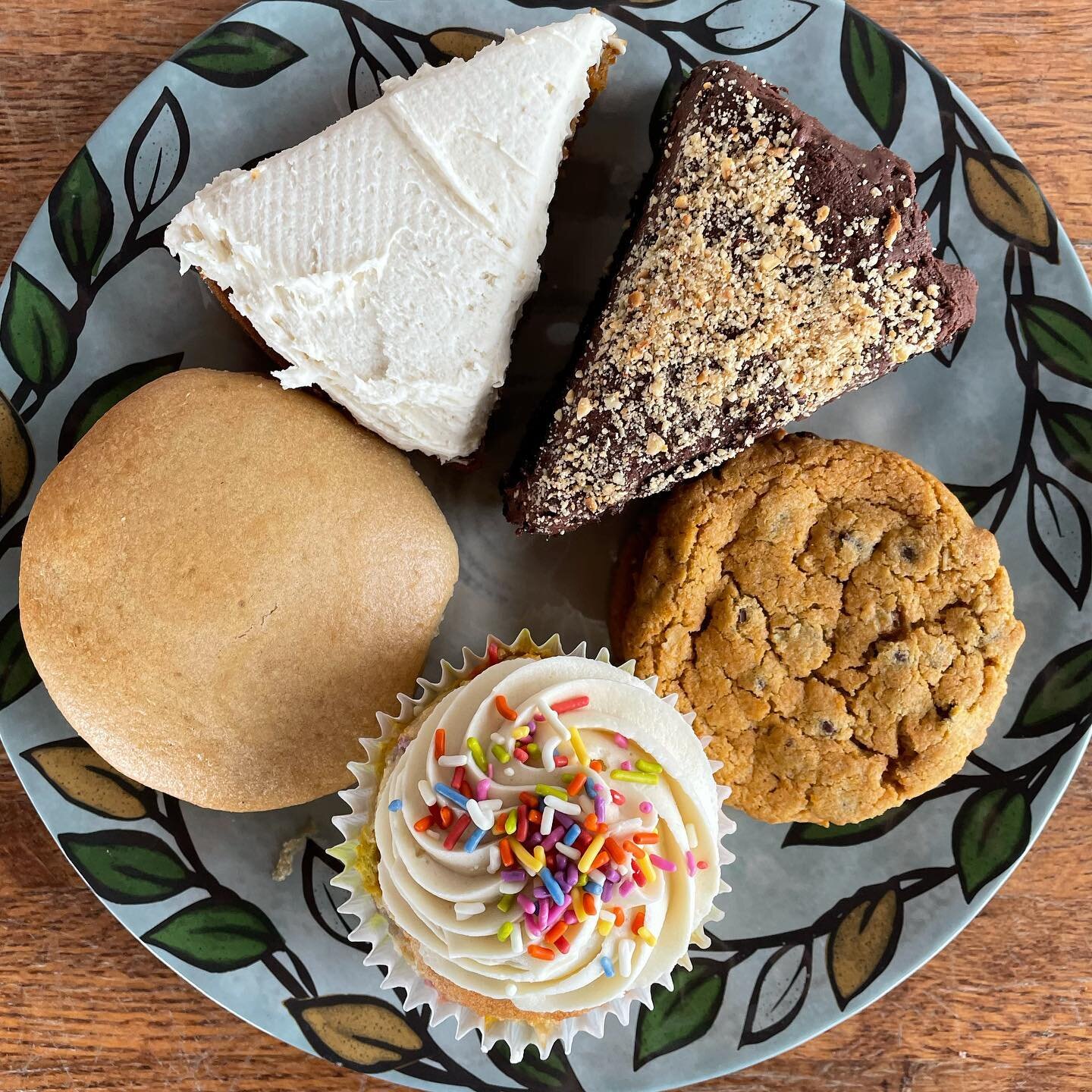 We have so many frosted things today ! Carrot cake, hazelnut mocha cake, funfetti cupcakes, chocolate chip cookie-wiches and vanilla chai whoopie pies . 
These are all #glutenfree !