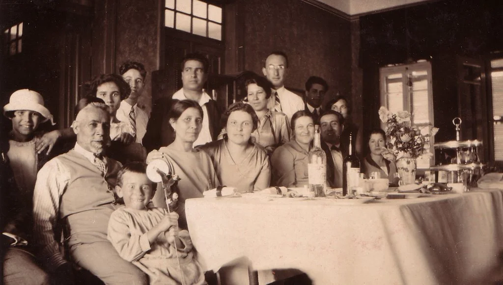 בבית שמחה פריחה ויוסף אליהו שלוש