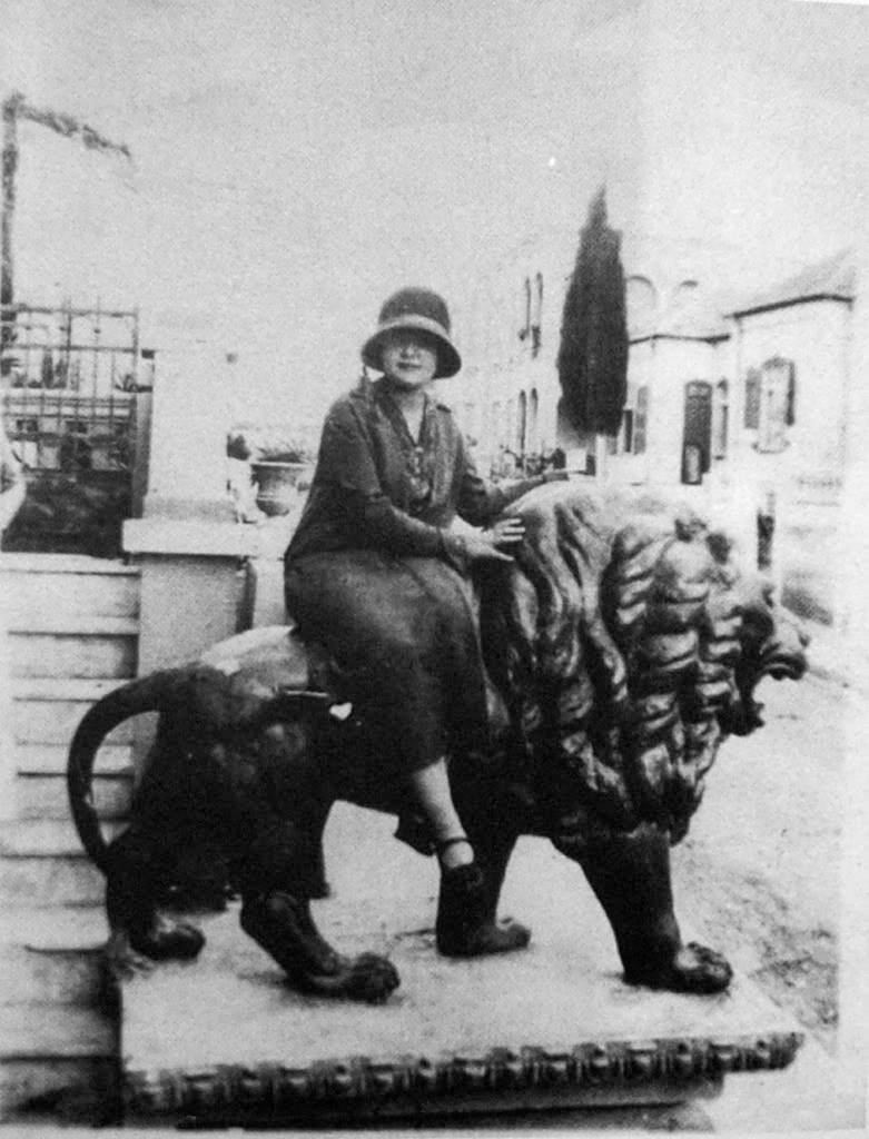 לא שרד. אחד העותקים של פסל האריה