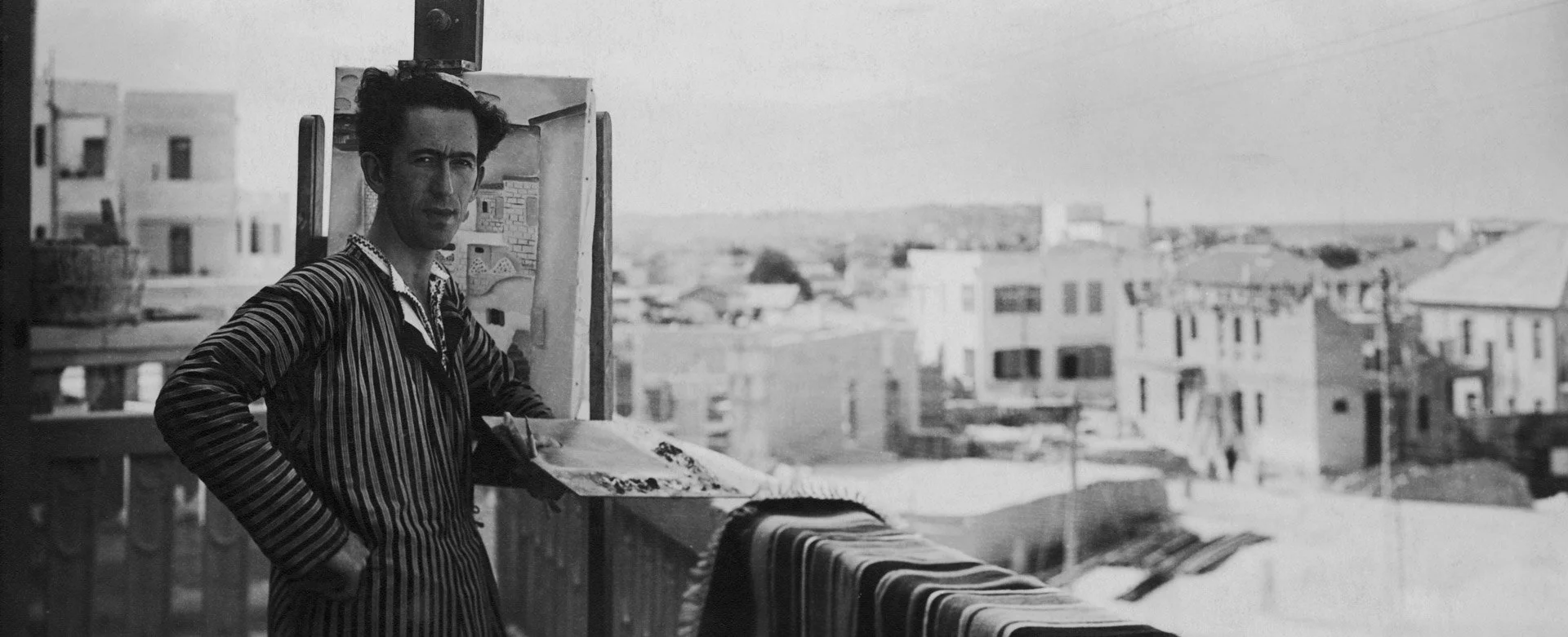 ראובן רובין מצייר על המרפסת