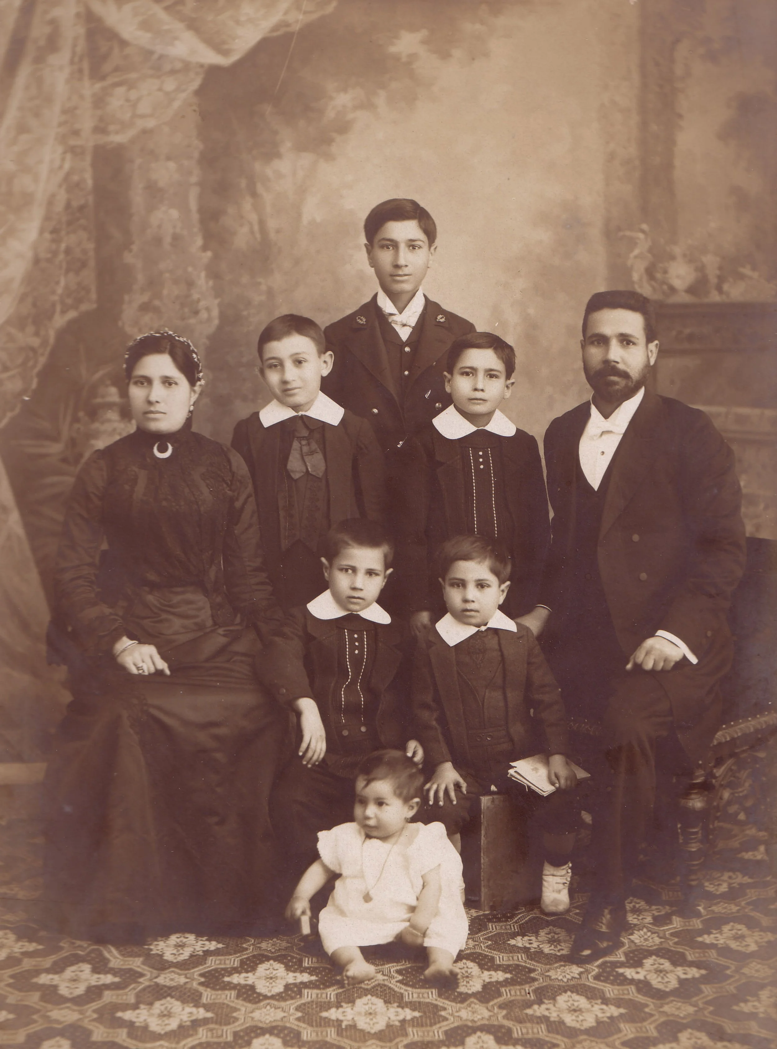 שמחה פריחה ויוסף אליהו שלוש עם שישה משבעת ילדיהם