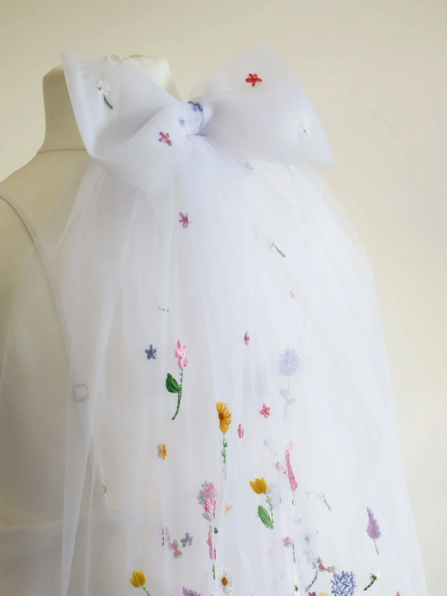 A sweet bow veil for Yani 🩷🌿

Featuring hand embroidered flowers that fade upwards into tiny blossoms on the bow. Created in a pretty, colourful palette with lots of flowers we know and love to bring her joy on her wedding day!

I love making acces