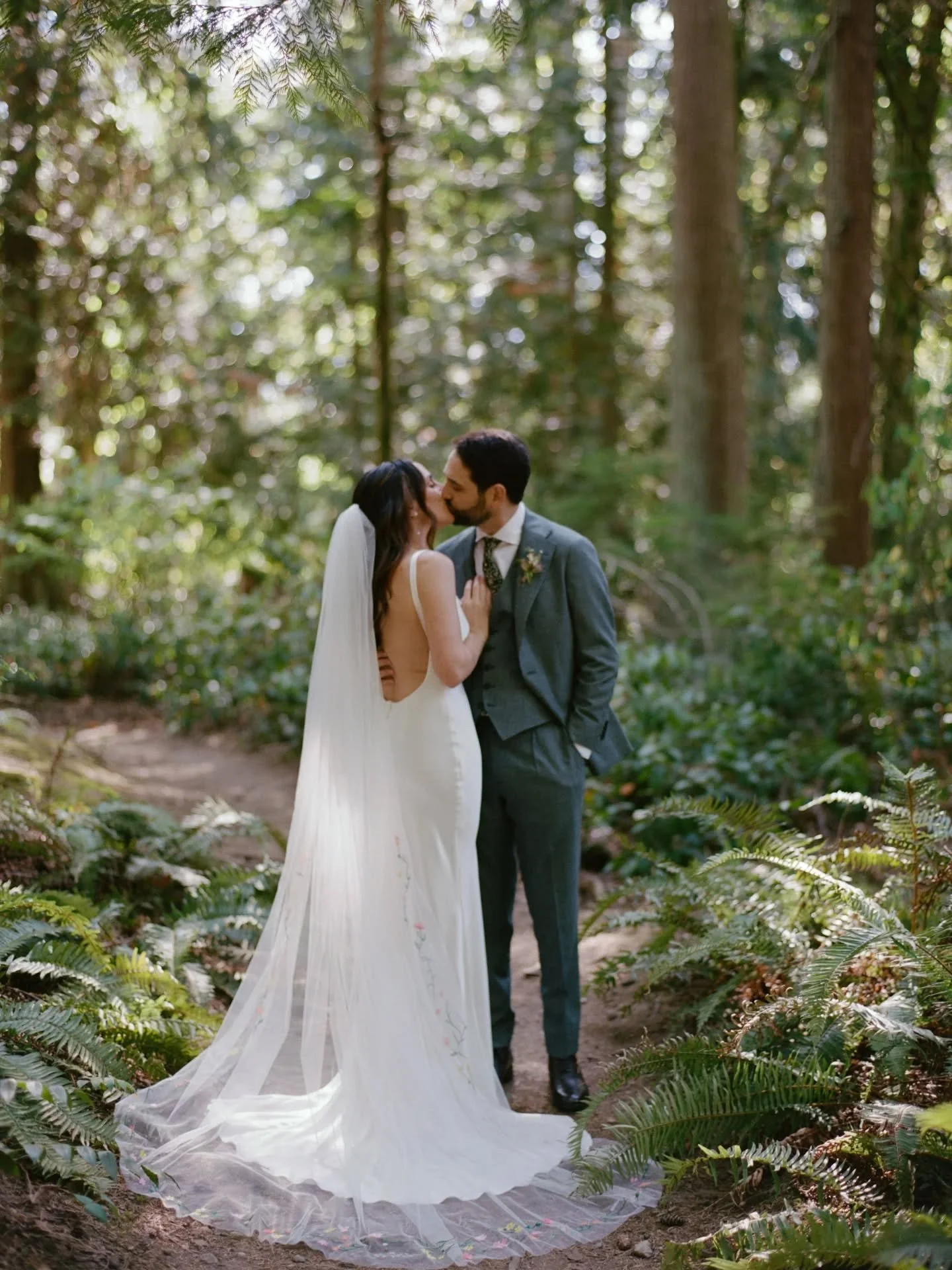 A veil for sweet and beautiful Tovah 🩷

When Tovah reached out, she already had a clear vision of her bridal look and how she wanted her veil to frame her Alexandra Grecco dress. The dress itself is wonderfully minimal and the perfect pairing for a 