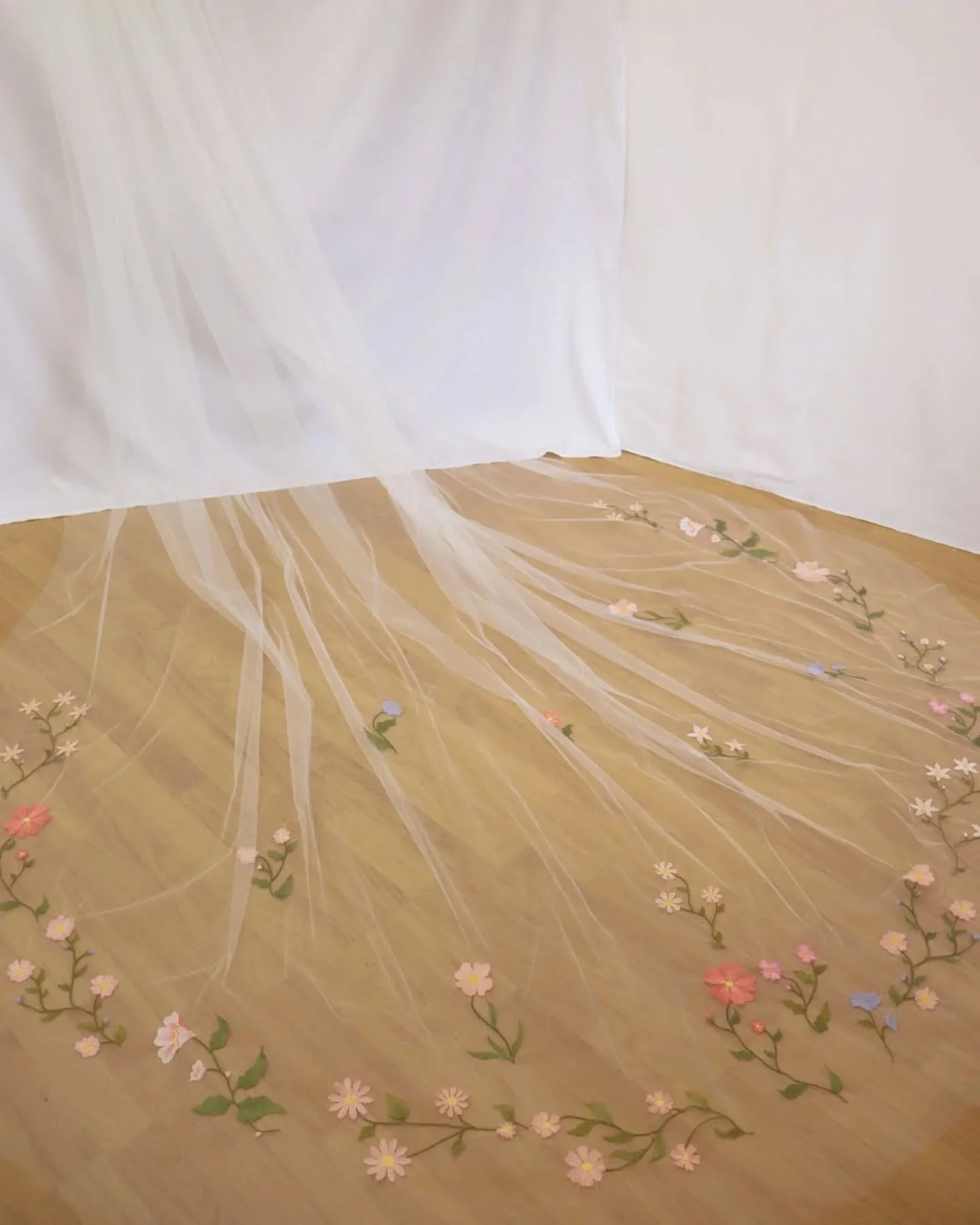 A wearable meadow of flowers 💘

Spiralling stems, little leaves, and pink petals. My favourite part of the embroidery I designed for this bespoke veil is the pops of periwinkle hidden amongst a mostly pink palette 🪡

.

| English garden wedding | E