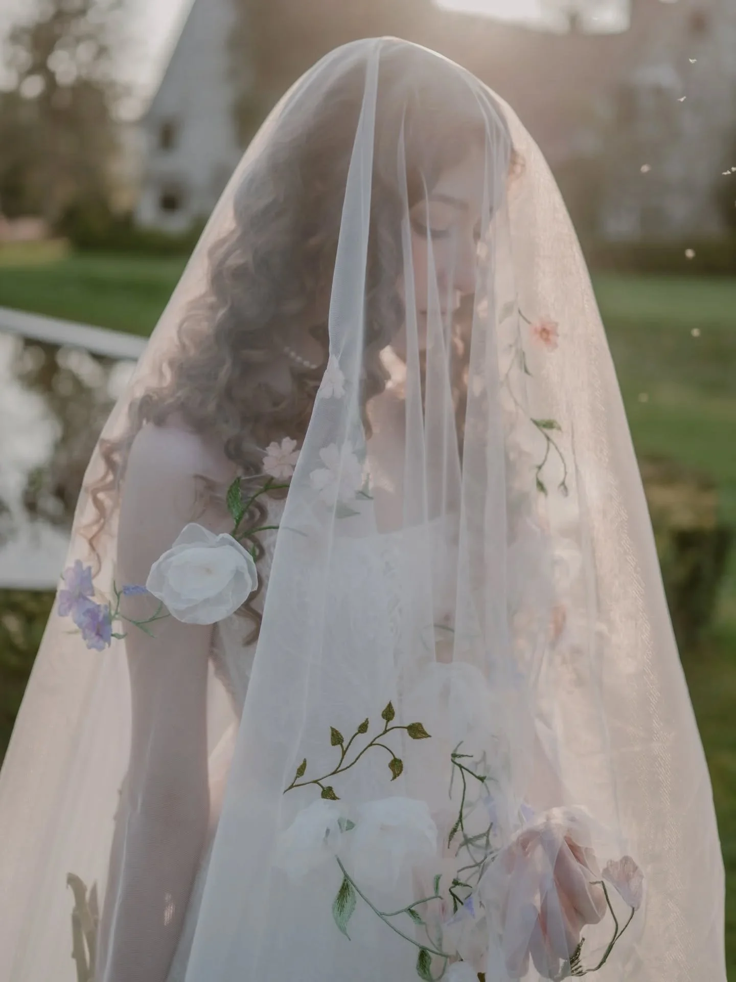 Ethereal and dreamy 🤍

An embroidered veil filled with sketched flowers, finished with handmade 3D organza and embroidered blossoms. 

Inspired by the paintings of Monet and created for whimsical brides 🪡

.

Veil: @natashanicolestudio 
Photographe