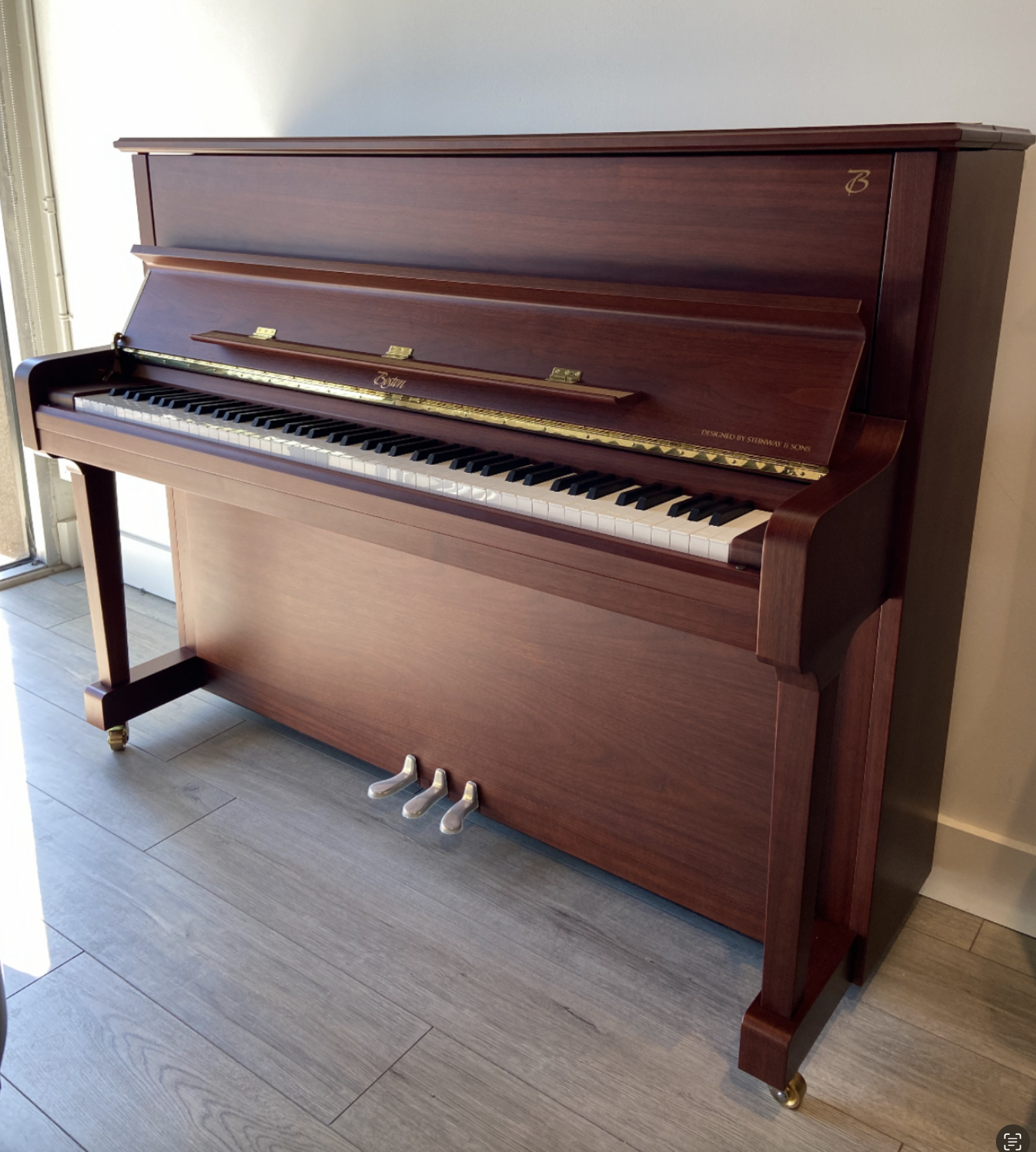 Boston UP118e Upright Piano in walnut - Floor model 