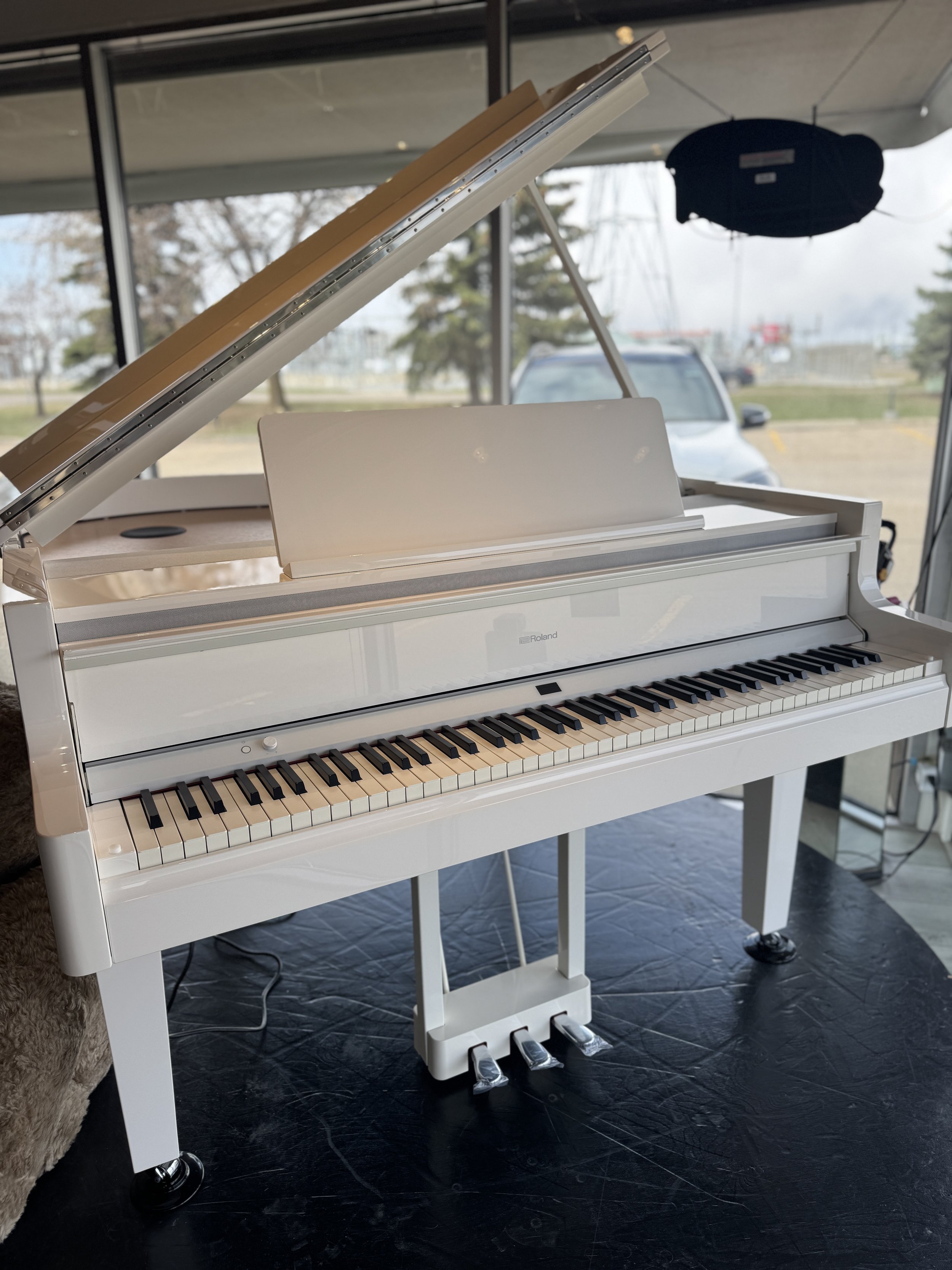 Roland GP9M - Polished White - moving keys