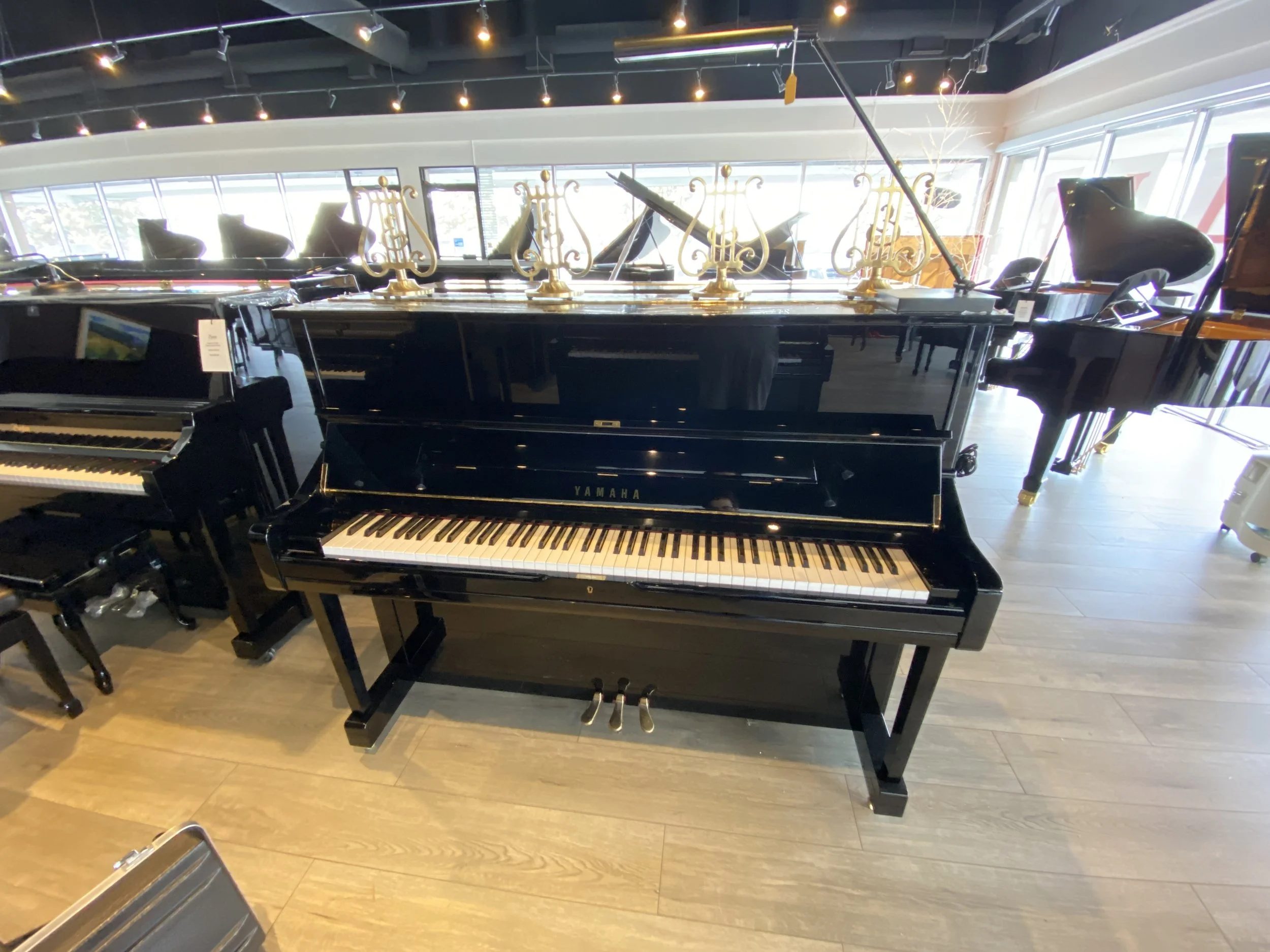 This Yamaha U1 is basically brand new and only a few years old, from the exterior, it shows that it was really looked after, and from the inside, you can tell that it was very lightly used. Come an experience a like-new Yamaha U1 built in Japan in ne
