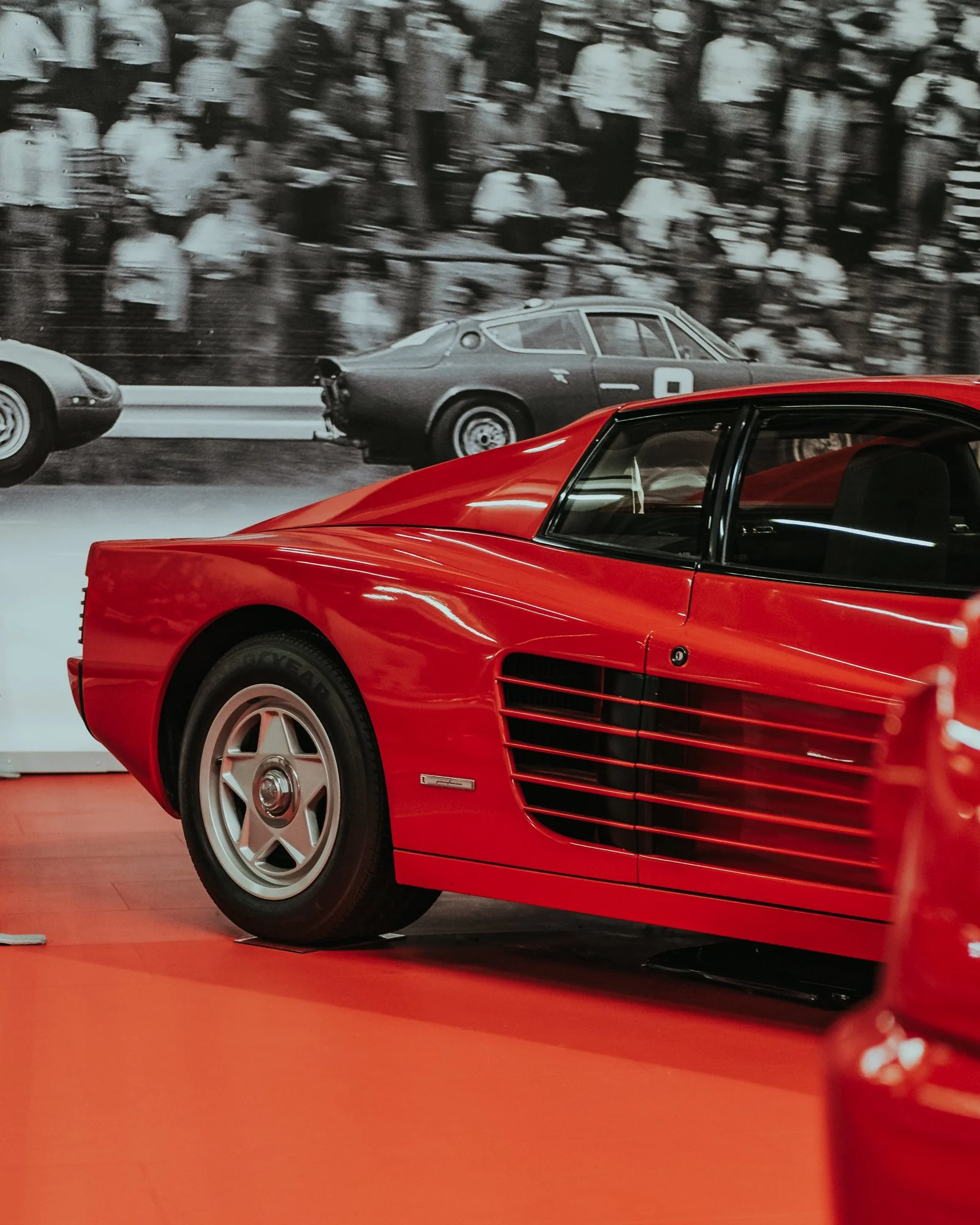 ferrari-testarossa-side