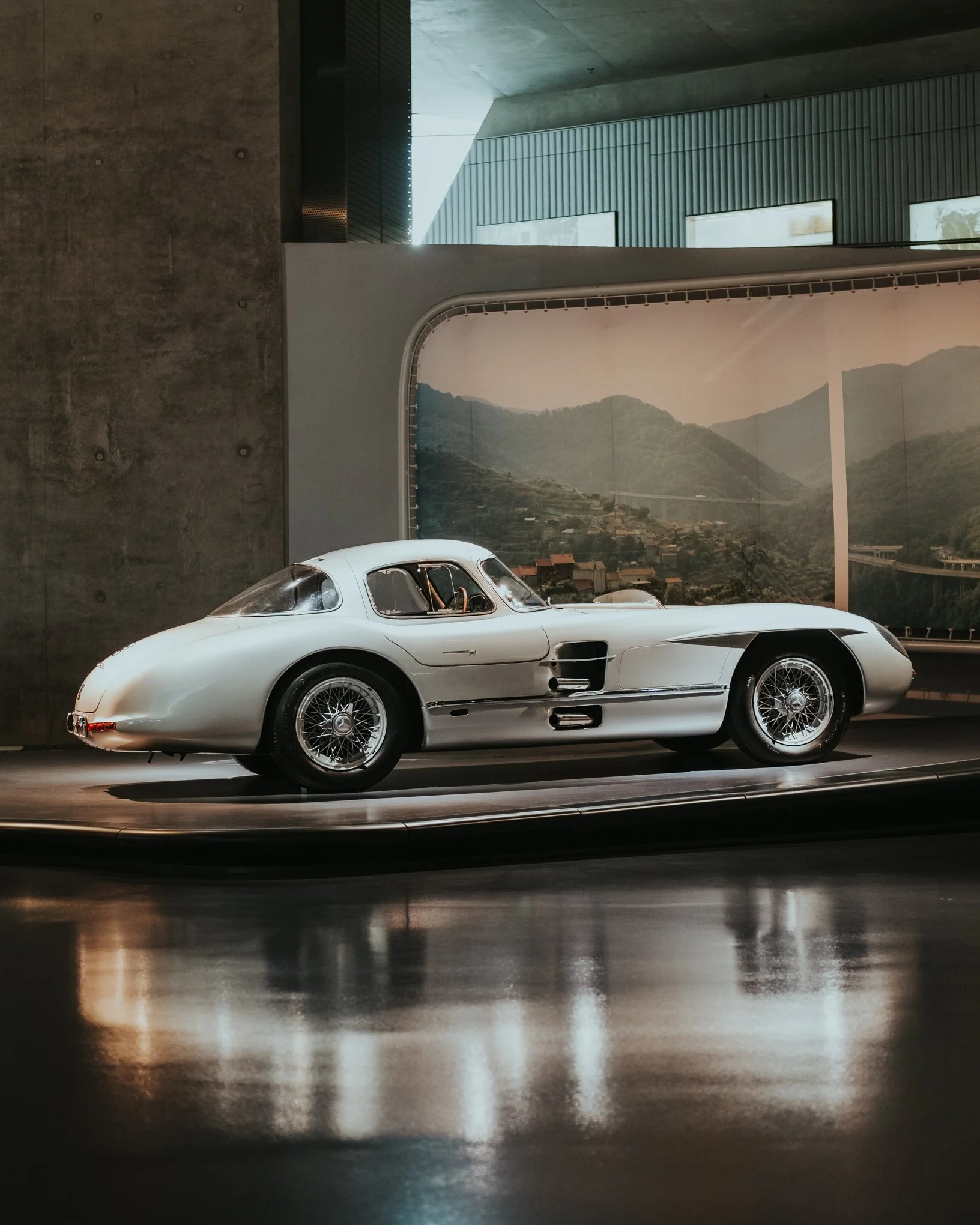mercedes-coupe-300-slr-reflection
