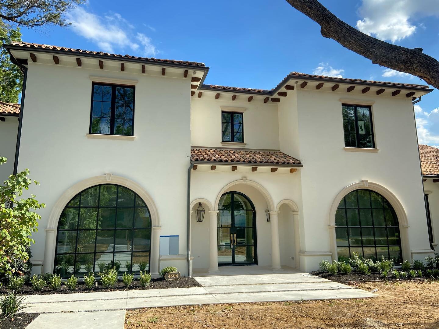The golden hardware is a vibe 🌝✨ 

Steel double door and arched windows by Steel One ☝🏽 your one stop shop for custom steel windows and doors 😏

#steeldoors #homebuilder #irondoors #moderndoors #modernhomes #customhomes #homeowners #highlandpark #