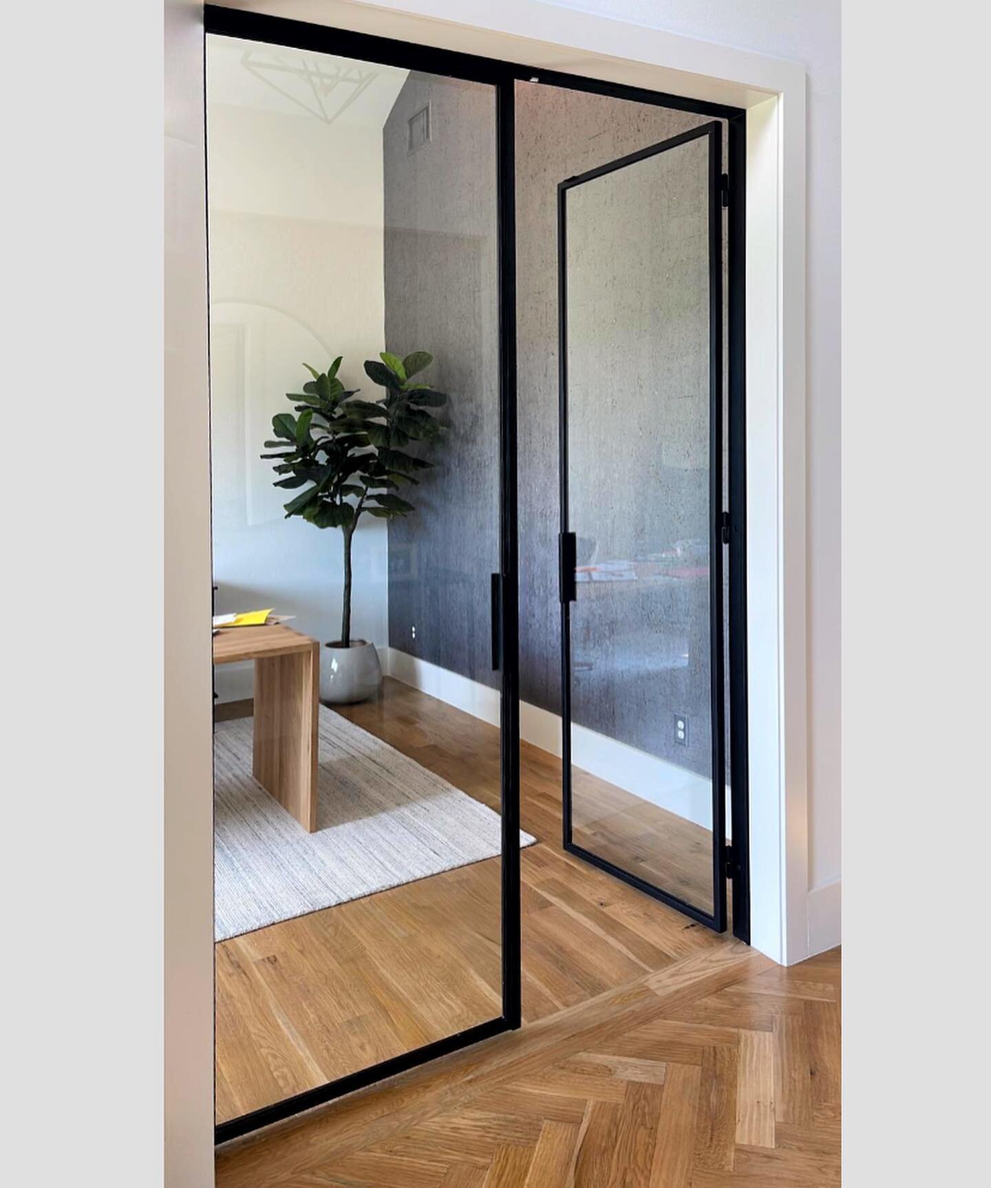 Meet the SSS door 🔥 stands for Super Sleek &amp; Sexy 🔥 This style gives any interior space a nice architectural accent but still feels very light ✨

#steeldoors #officedoor #officepartition #homebuilder #irondoors #moderndoors #modernhomes #custom