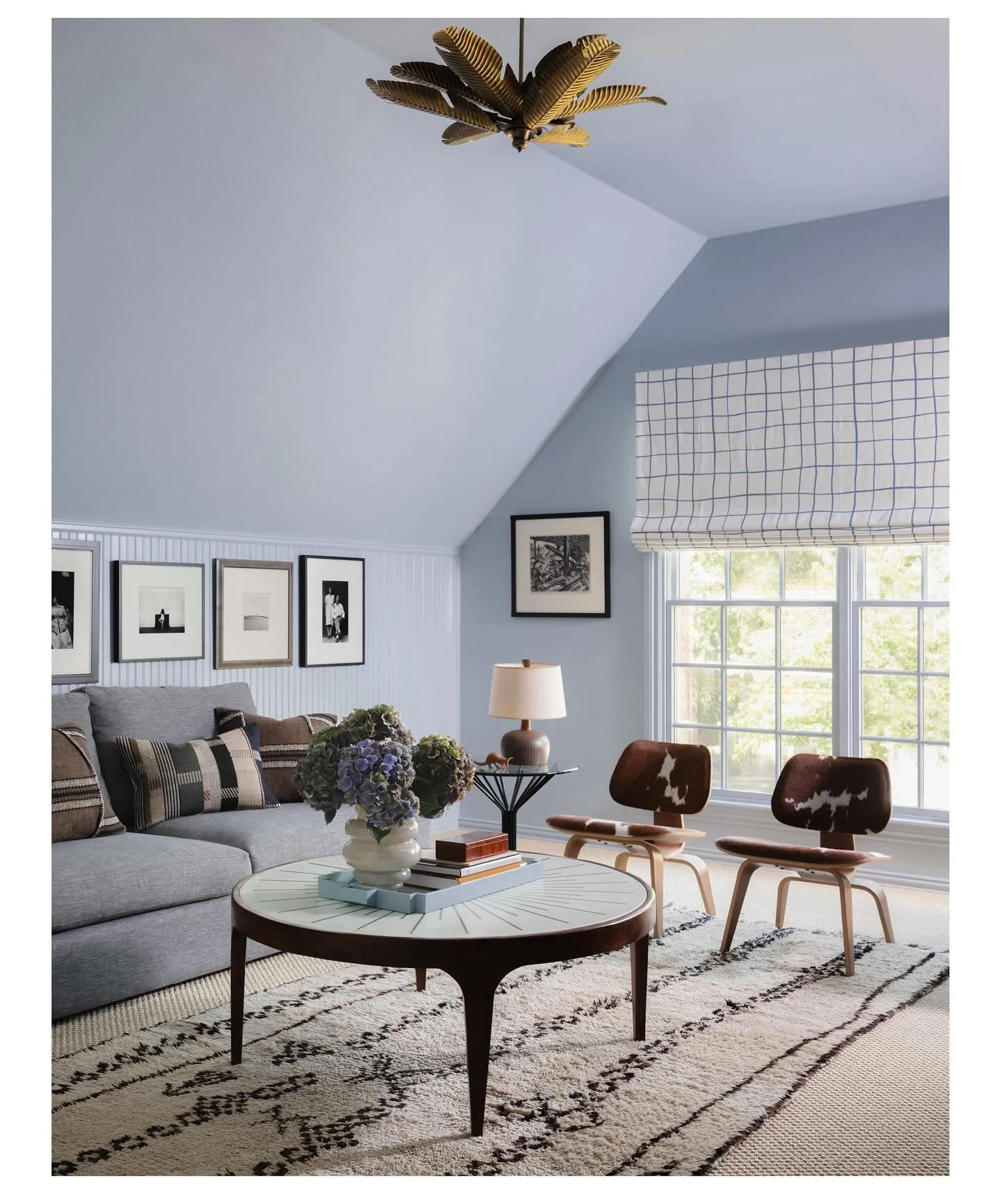A cozy sitting room - layered yet restrained.
📷: @mollyculverphotography 
#decleenecreative