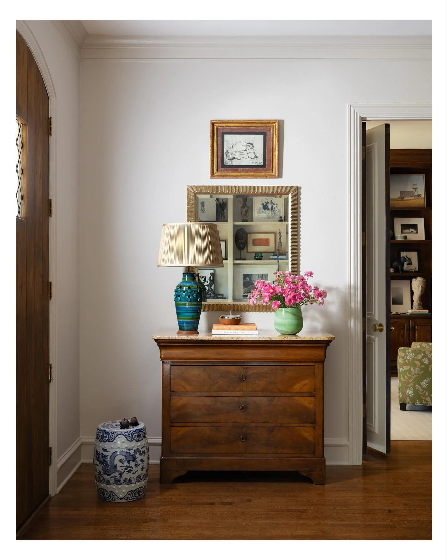 How to make an entrance: antique French Louis Philippe burled walnut commode🌟 
#decleenecreative
📷: @mollyculverphotography