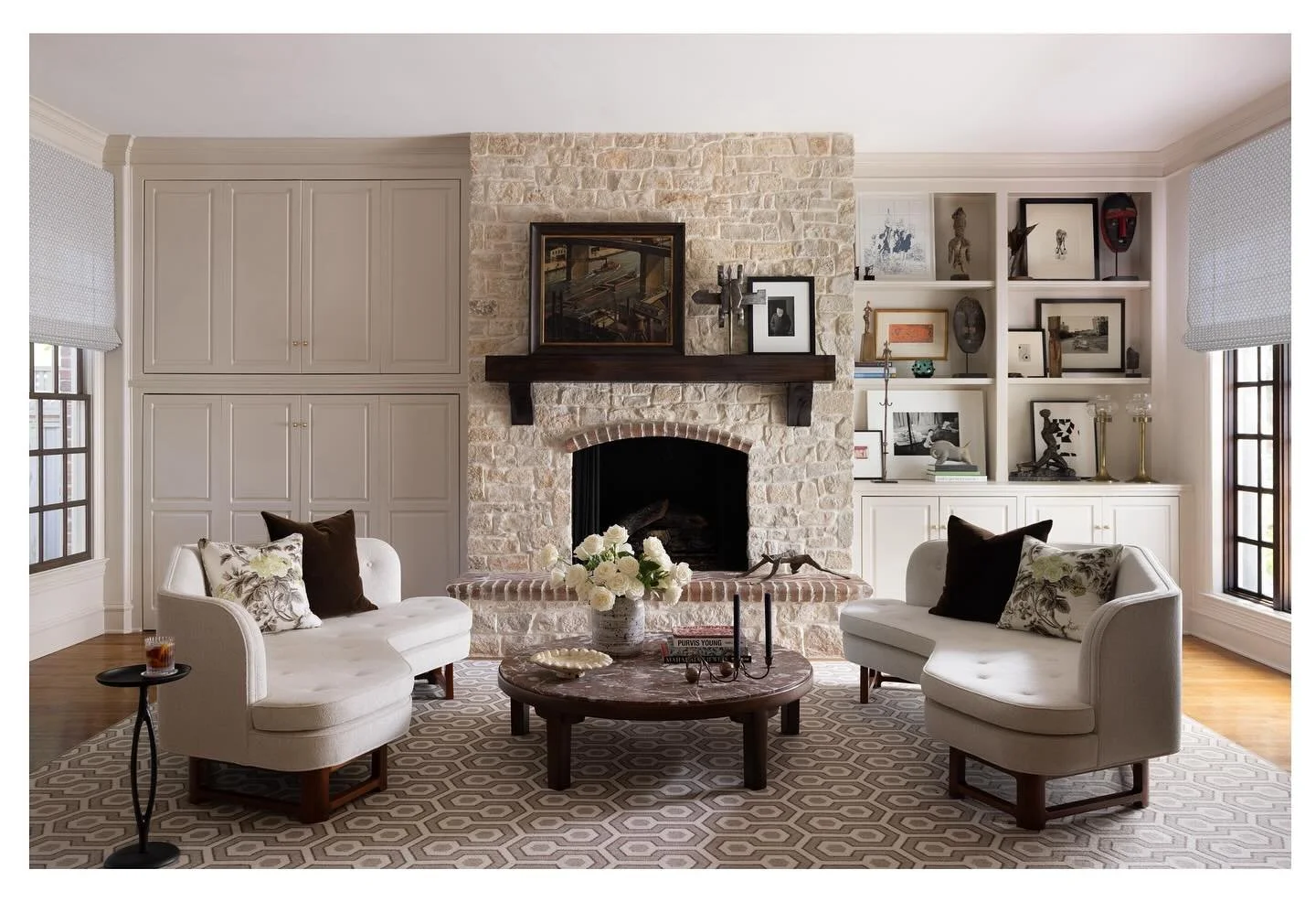 Sitting so, so pretty 🤍
📷: @mollyculverphotography 
🏡: @sarapeterson_thenext 
#decleenecreative