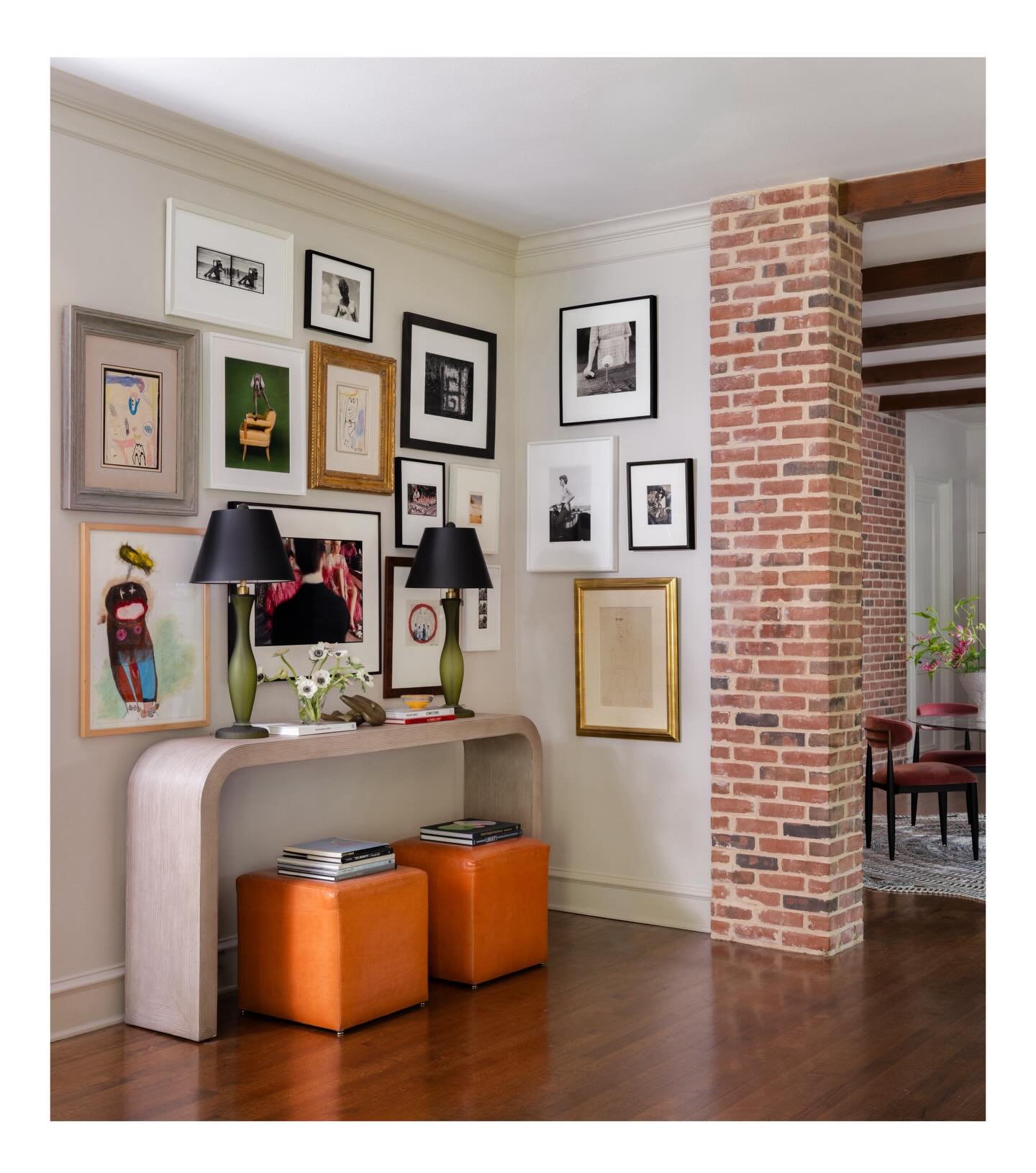 When the client has a killer art collection&hellip;don&rsquo;t threaten me with a good time!
📷: @mollyculverphotography 
🏡: @sarapeterson_thenext 
#decleenecreative