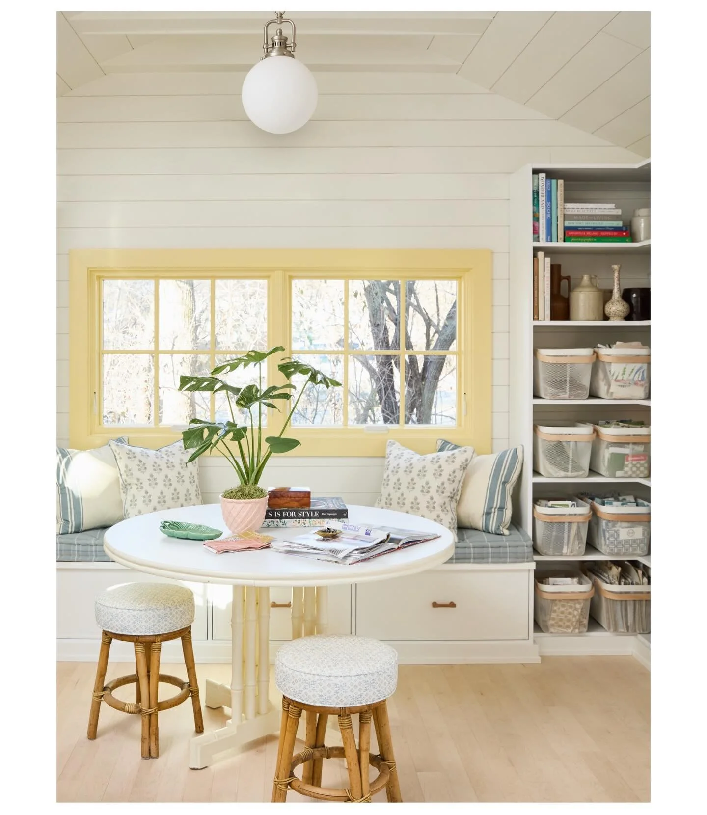 Did someone say butter yellow? Done and done 💛
📷: @nathankirkmanphoto 
GC: @parkerandcompany 
✨: @caclosets
👯&zwj;♀️ : @beccaanino 
#decleenecreative #decleenecreativehq
