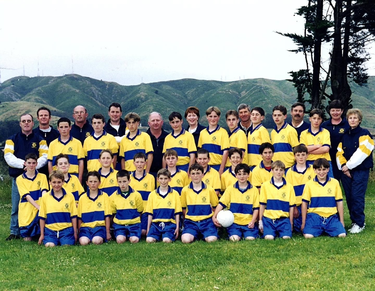 From the vault 📸
The first San Francisco Youth team to travel to F&eacute;ile, back in 1998! These young lads are in their early 40s now.
Does anyone recognize this crew?
Where was F&eacute;ile held that year? 
Are any of these lads still playing Ga
