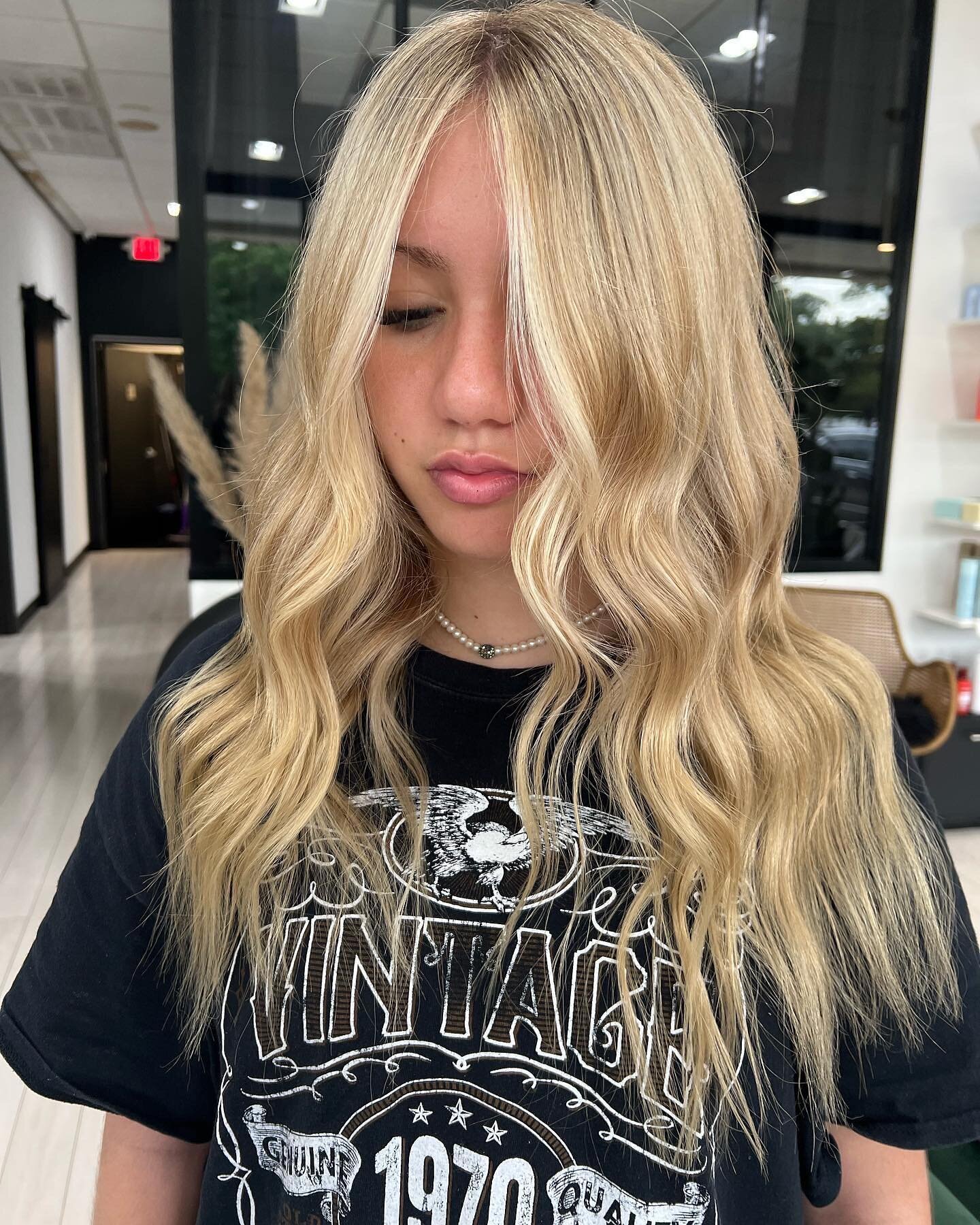 blonde beauty 🔥 

Hair by @kaylee.thestandardhairco 

this is our 2nd session getting out old box color anddd I love!!!!!!! ☺️💞

#houstonhairstylist #babylights #springtexashairstylist #redkenobsessed #redkenshadeseq #redkenlightener #amikahairprod