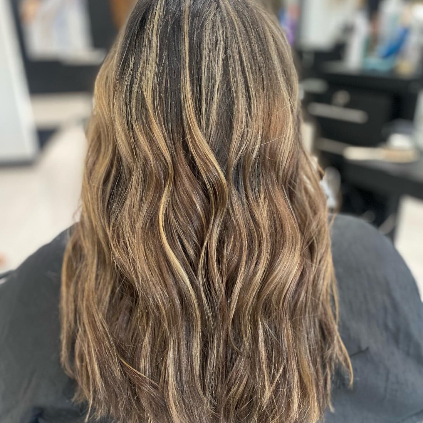 WOW!  Just wow&hellip;. What a transformation by @jen.thestandardhairco 
&gt;&gt;&gt;&gt;&gt;&gt;SWIPE TO SEE THE BEFORE&gt;&gt;&gt;&gt;&gt;&gt;&gt;
*assisted by @colorbycarlyy &amp; @lilly.thestandardhairco