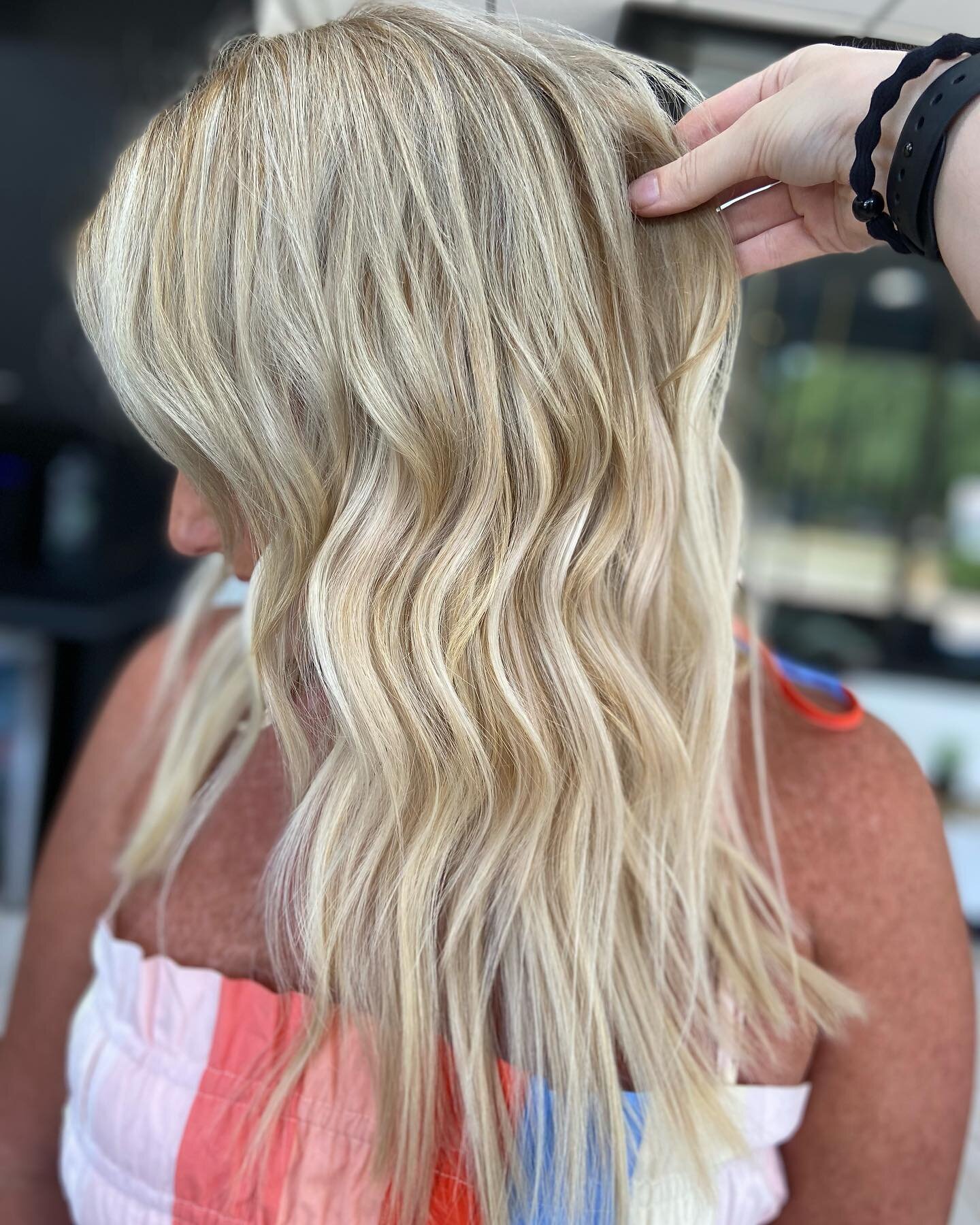 HELLO BLONDIE!!! ☀️ 
This beauty got a fresh set of IBE Extensions. 
2 rows &amp; 9 wefts of @jz.styles @jzstyles.co for length and fullness. 
color by @jen.thestandardhairco