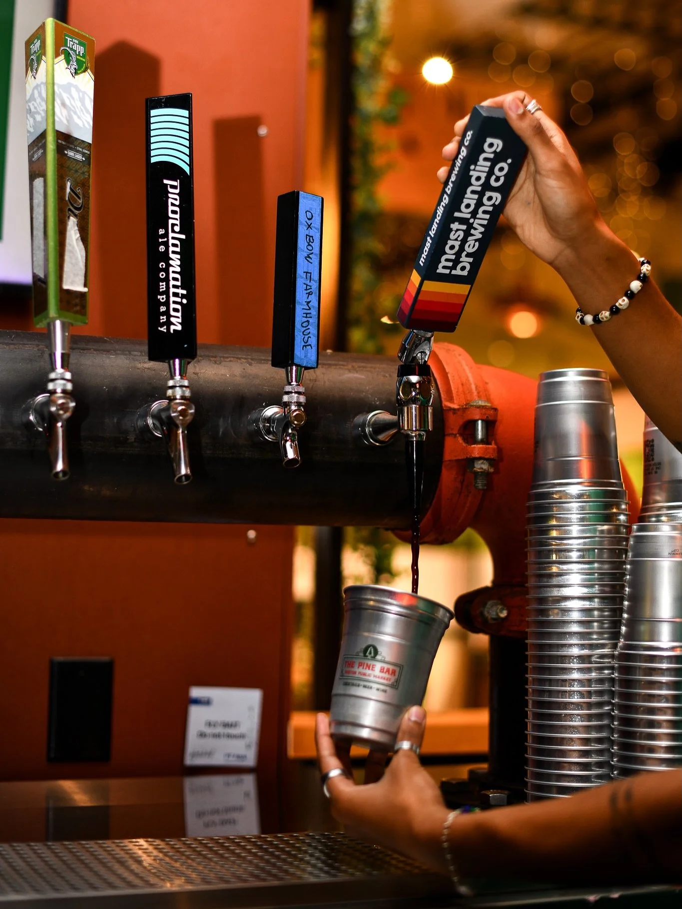 What's your favorite on tap at the Pine Bar?👇🍺 We can never get enough of @mastlanding!

#beer #bostonbeer #drinklocal #bostondrinks #localbeer #bostonpublicmarket #mastlanding #ontap