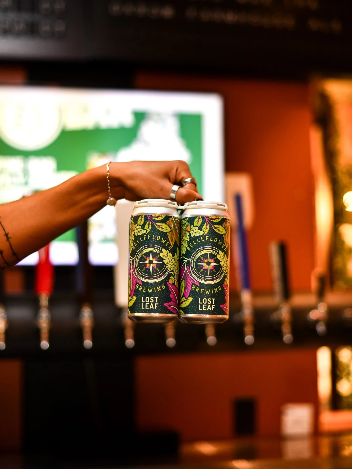 Kick off your weekend at the Pine Bar 🍻 We're stocked with all the local favorites like this earthy Pale Lager from @belleflowerbeer. Come try it!
#bostondrinks #drinkstagram #bostonbar #craftbeer #lager #pinebar #bostonweekend #visitboston