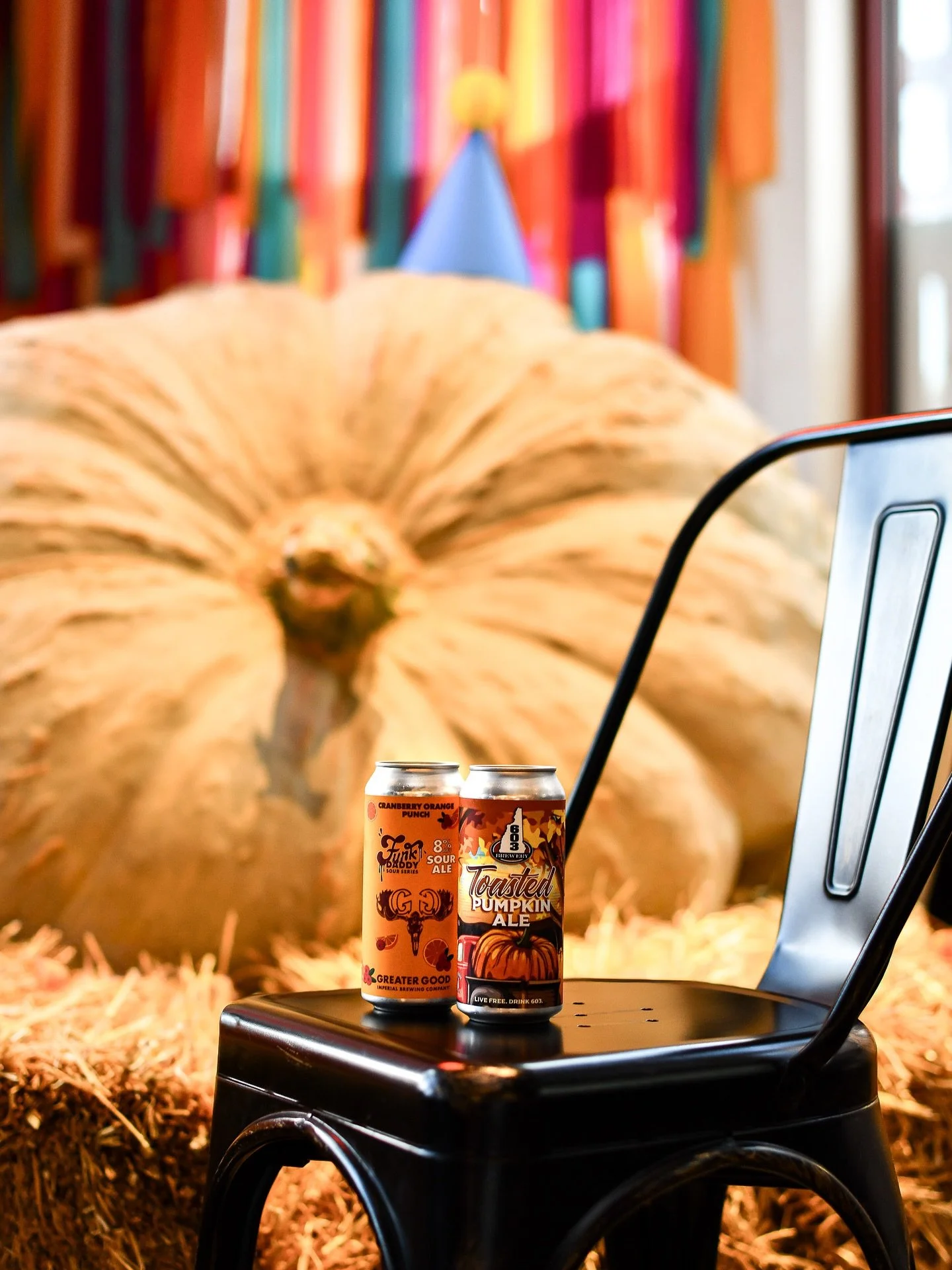 Happy Halloween 🎃🍻 Start your night by drinking some scary good local brews by the giant pumpkins at the Market!

#bostonhalloween #halloweennight #bostonbar #bostondrinks #bostonpublicmarket #craftbeer #localbeer