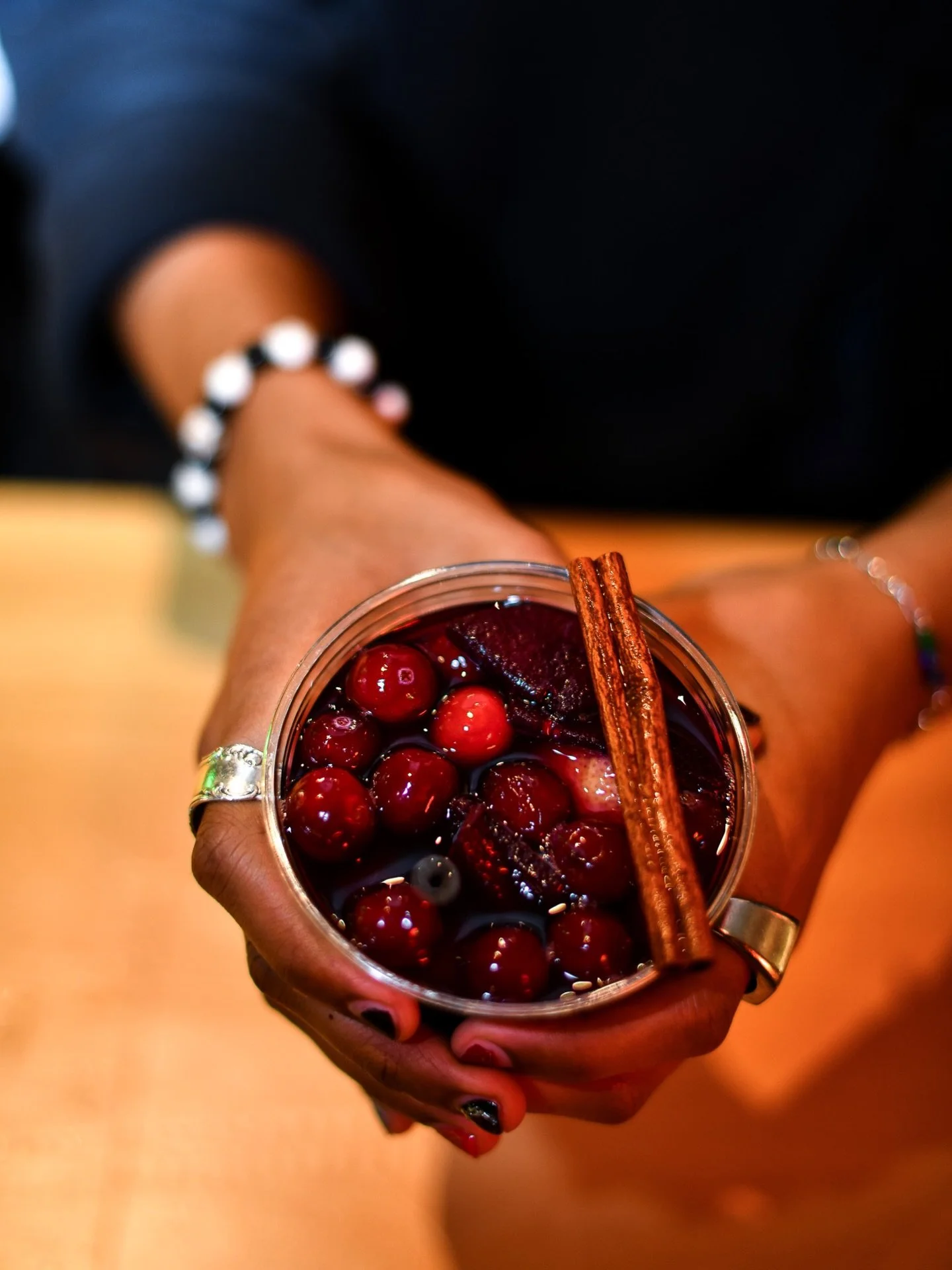 🍷 'Tis the season for something fruity and festive, so grab a glass of our Harvest blend Sangria with maple syrup, apple cider, fall fruits, and cinnamon!

#sangria #holidaydrinks #craftcocktails #holidaysangria #holidaycocktails #bostonbar #bostond
