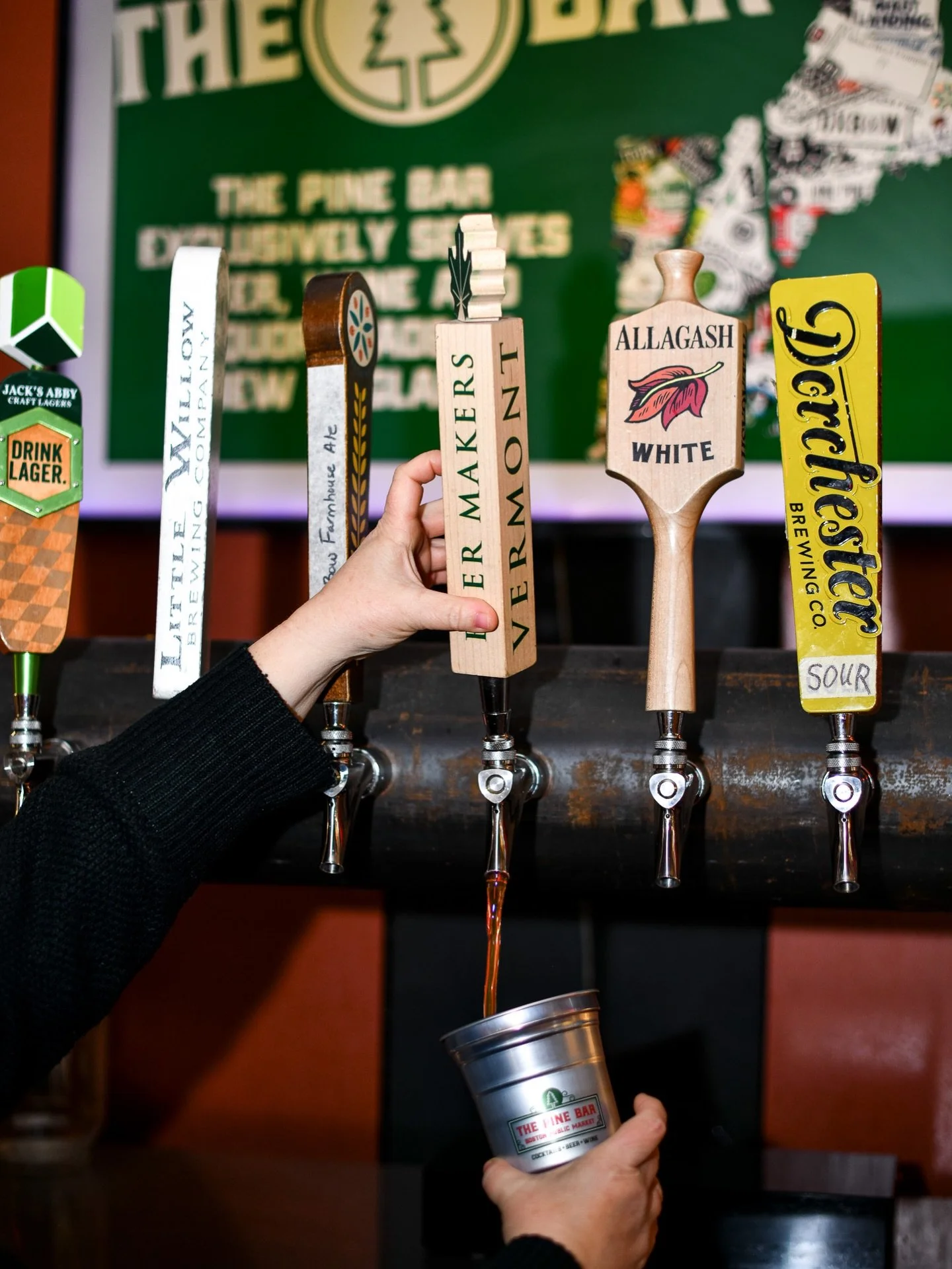 We ❤️ this Scarlet Red Ale from @vermontbeermakers! It's a perfect Valentine's beer with dried fruit and caramel flavors 🍻😍

#craftbeer #localbeer #valentinesdrinks #valentines #bostonbar