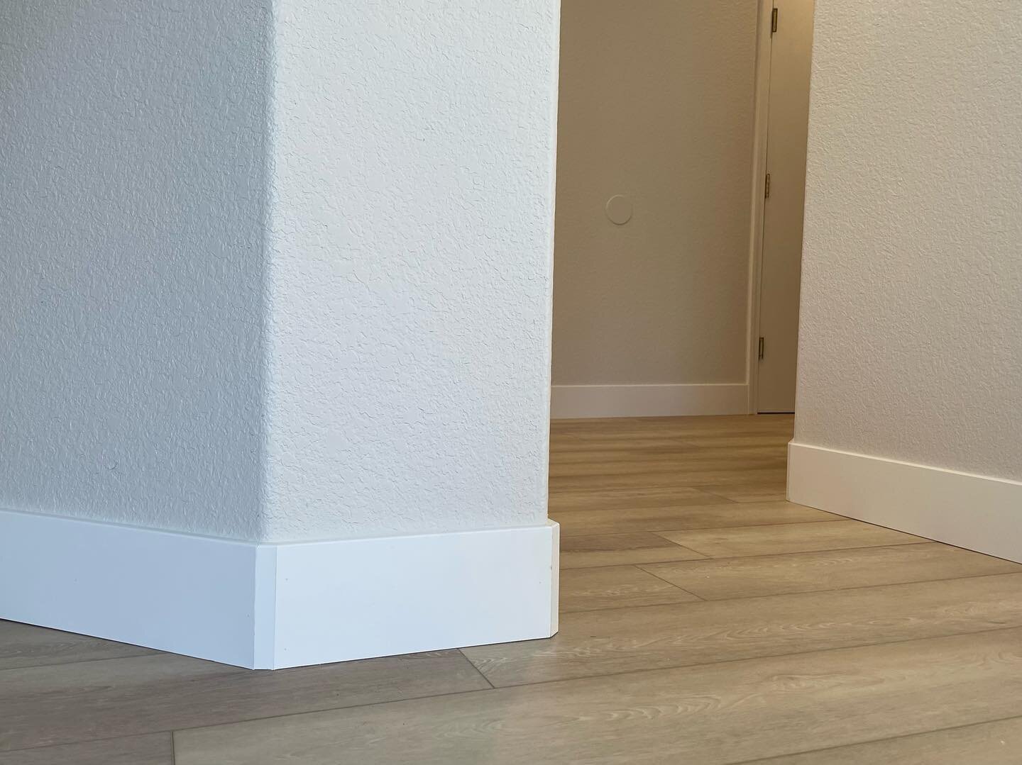 Attention to detail! Job completed with new vinyl flooring and tall 6&rsquo; bull nose baseboards. ✨🏡
